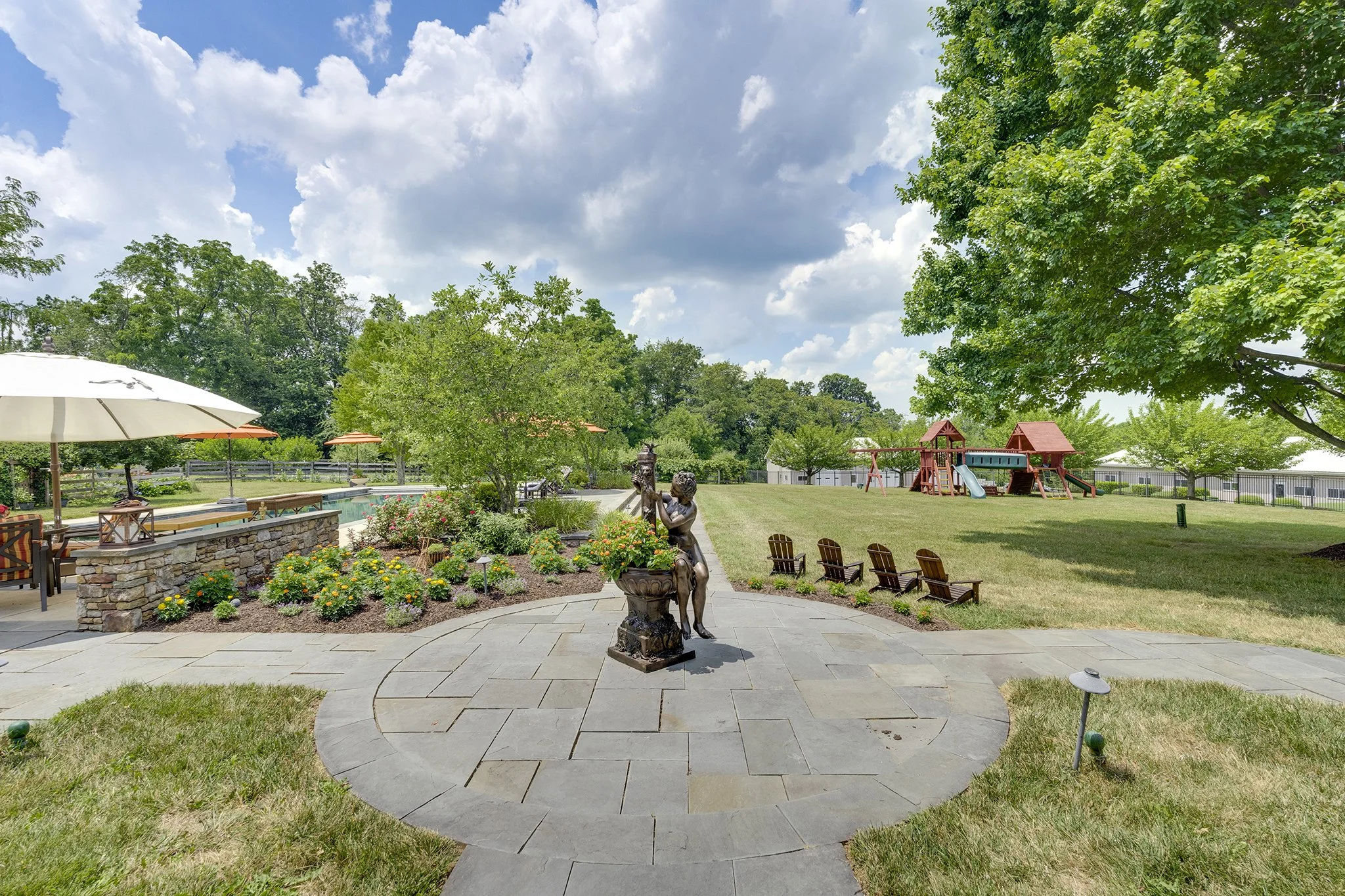 061_exterior_3_of_30_890.jpg