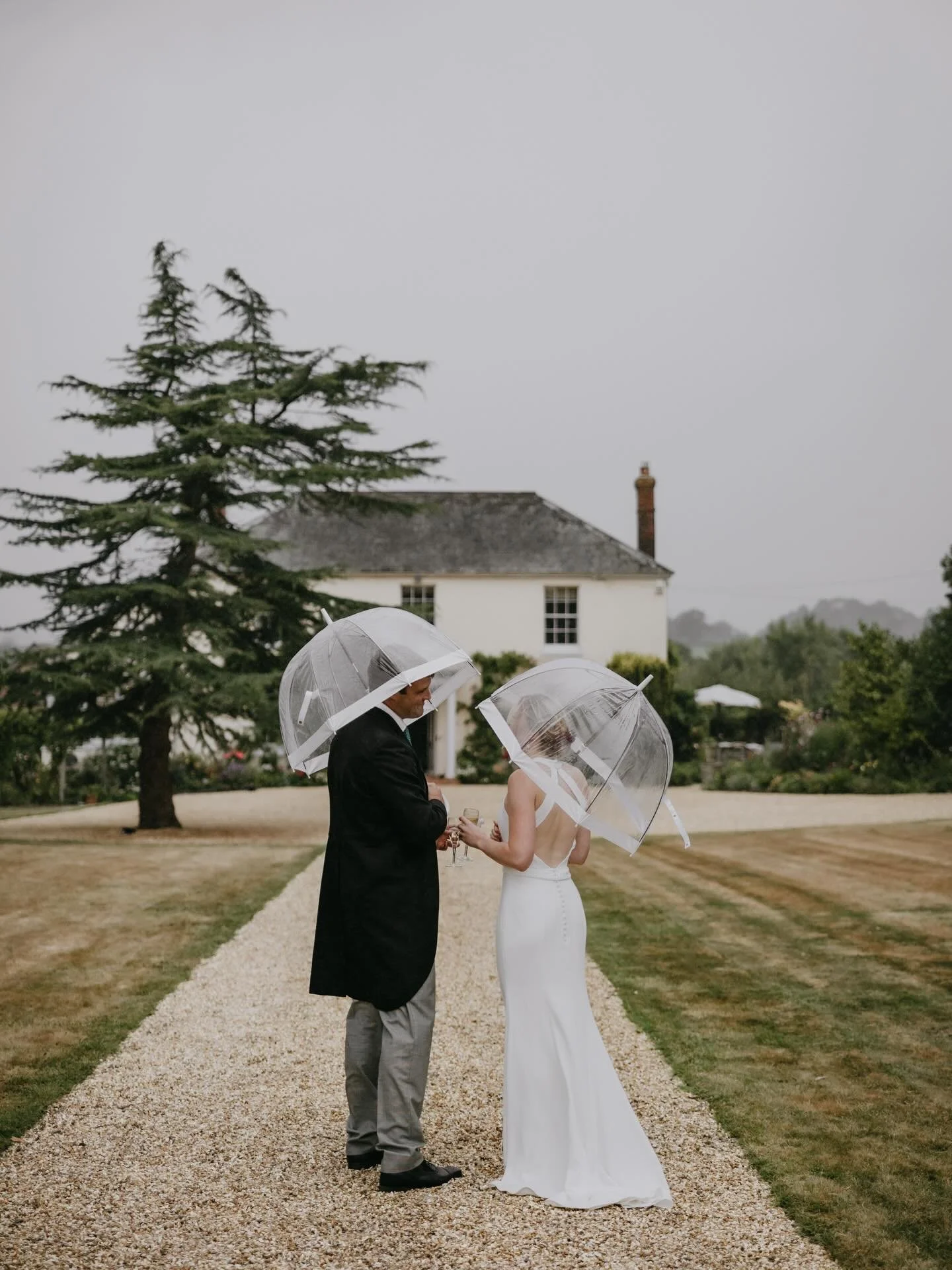 An outdoor wedding in England is all about embracing the charm and unpredictability of the weather. With thoughtful planning and a beautiful marquee in place, your day flows effortlessly, rain or shine. At Woodhayne Barton the show always goes on&hel