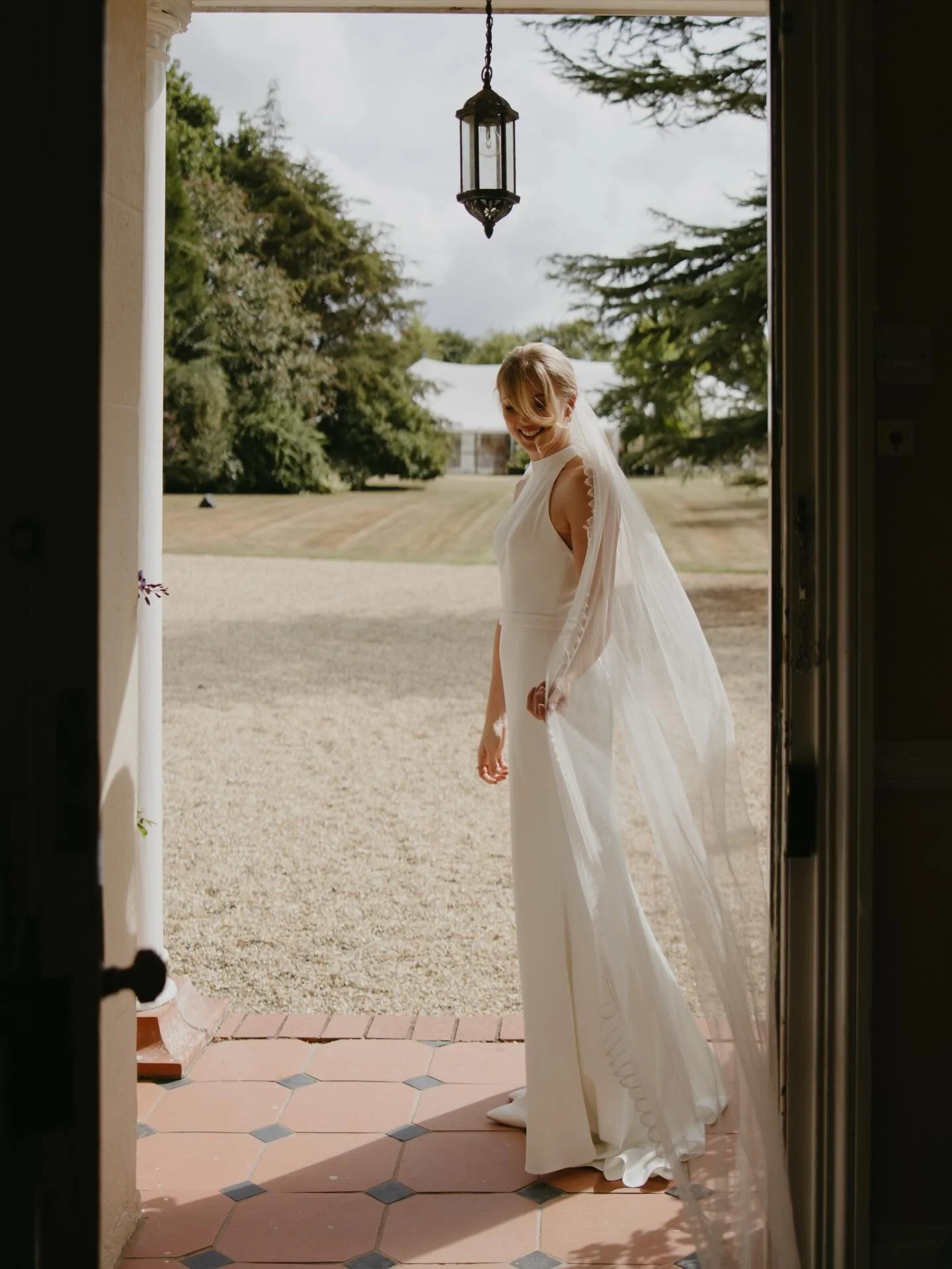 The moment before you leave&hellip; versus the moment you return.

Photography @hellopictures_photography 

#devonwedding #weddingvenue #devon #weddingmoments
