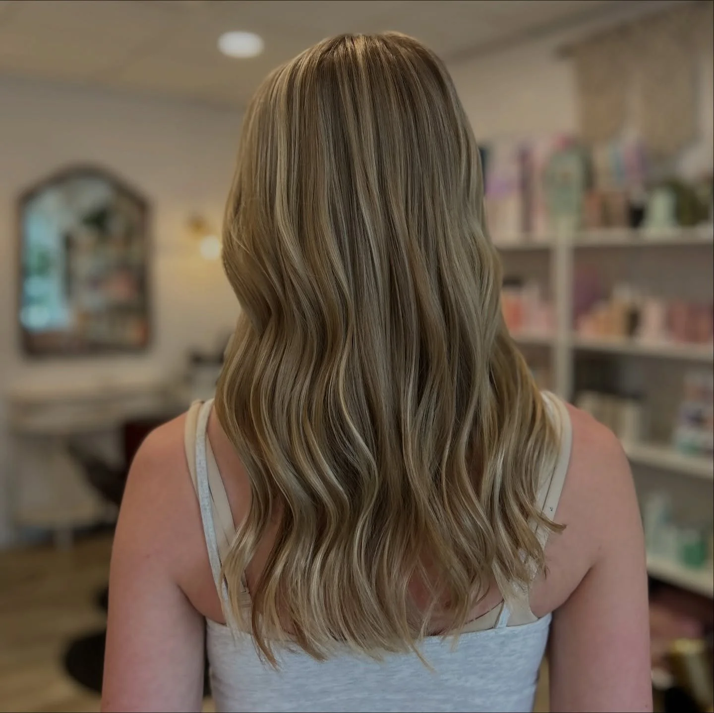 The goal: natural, yet enhanced. Fresh highlights for the softest blonde refresh.

Hair by Sara @hair.by.saravandeburgt