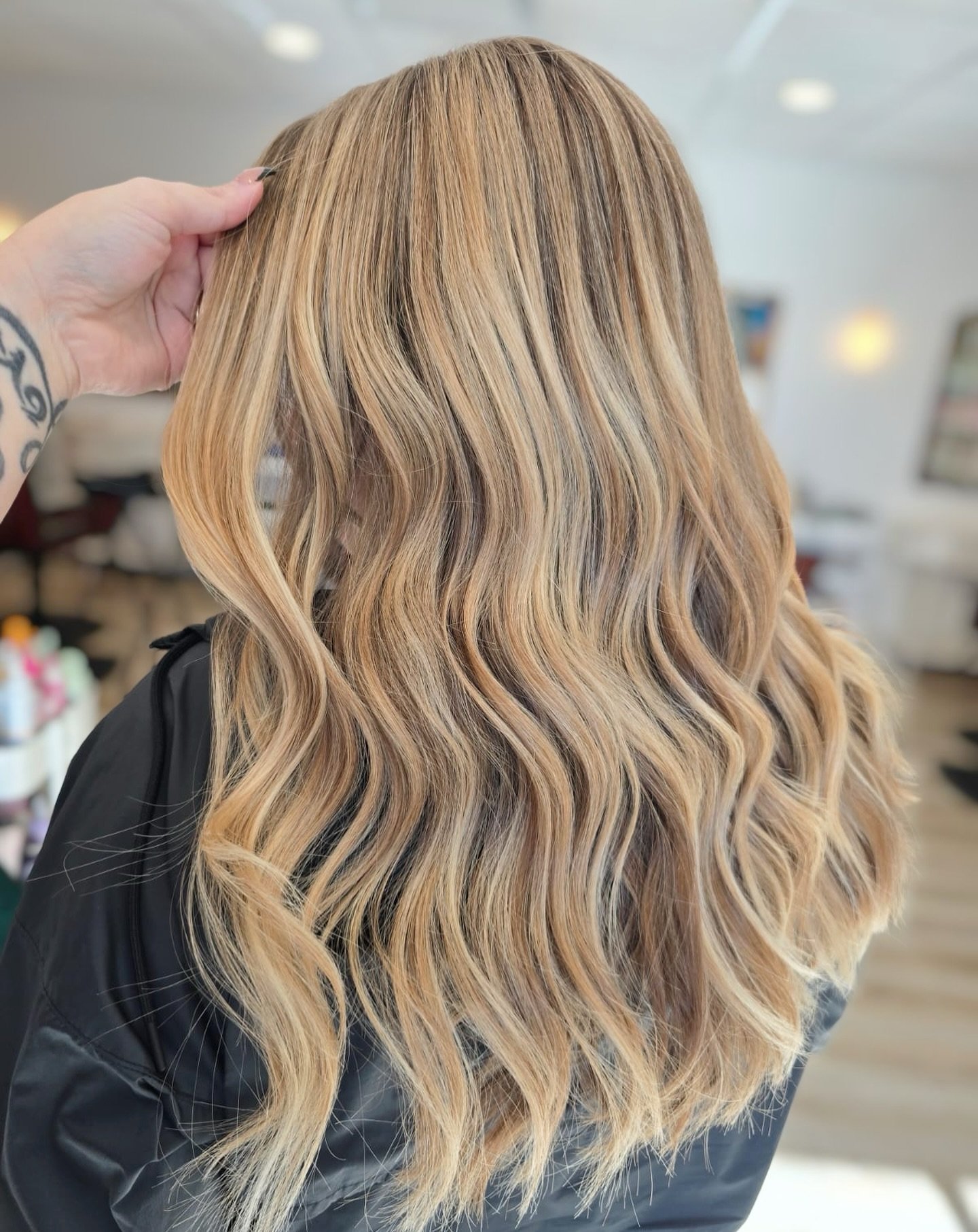 Cold outside.
Golden blonde inside.
You might not be warm, but your hair can be.

Hair by Mandi @mandilynne.yvr 

#goldenblonde #highlights #hairoftheday #plushingtonbeautybar #plushingtonblonde