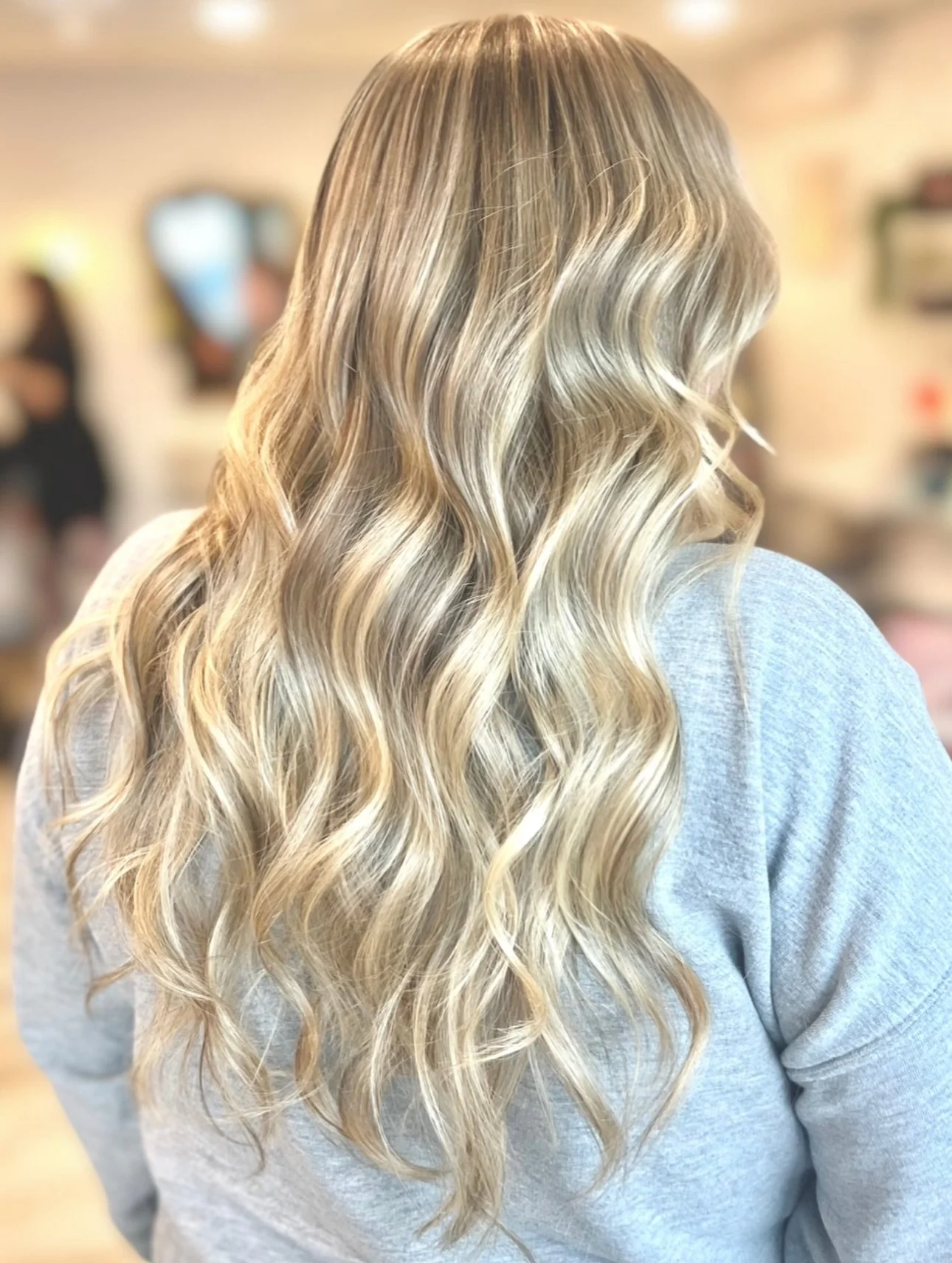 Brightening your day, one foil at a time ✨

Hair by Morgan @hair.etc.by.morgan 

#plushingtonblonde #blondehair #blondesalon #langleyblondespecialist