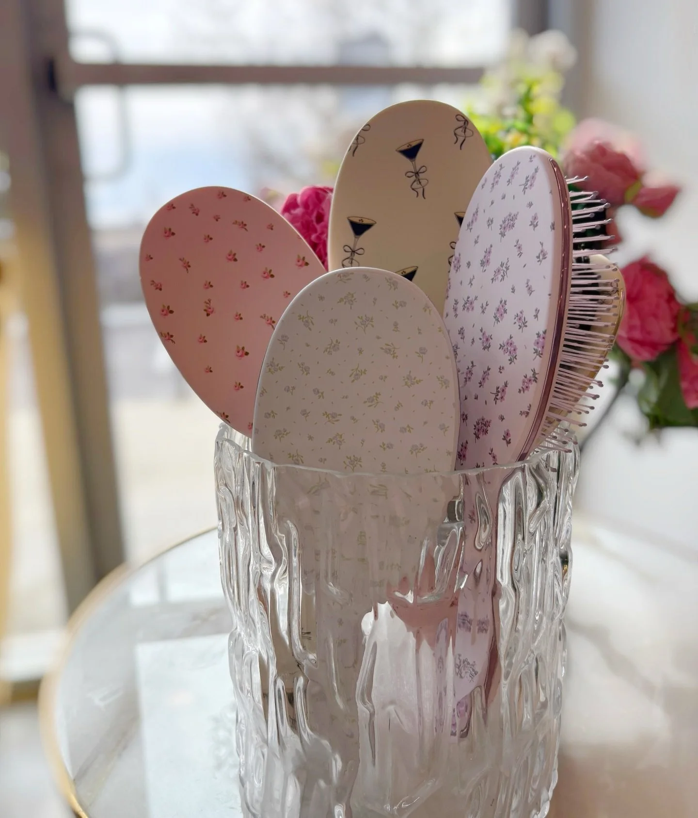 Cutesie brushes because the aesthetic matters. Pretty tools for pretty hair. Happy Spring! 🌼🌸🌺🌻🌹

#framar #framarbrushes #esspressomartini #framartools