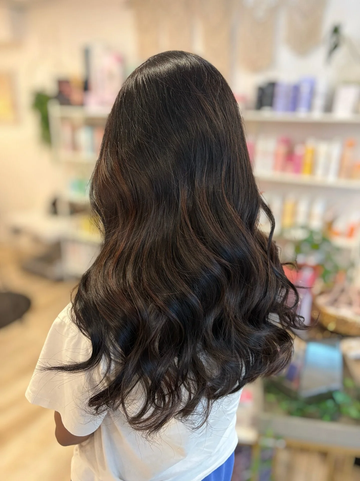 Dimensional brunette, look at that shine! ✨ 

Hair by Chelsea @hairdesignbychels 

#dimensionalbrunette #plushingtonbeautybar #langleyhairsalon