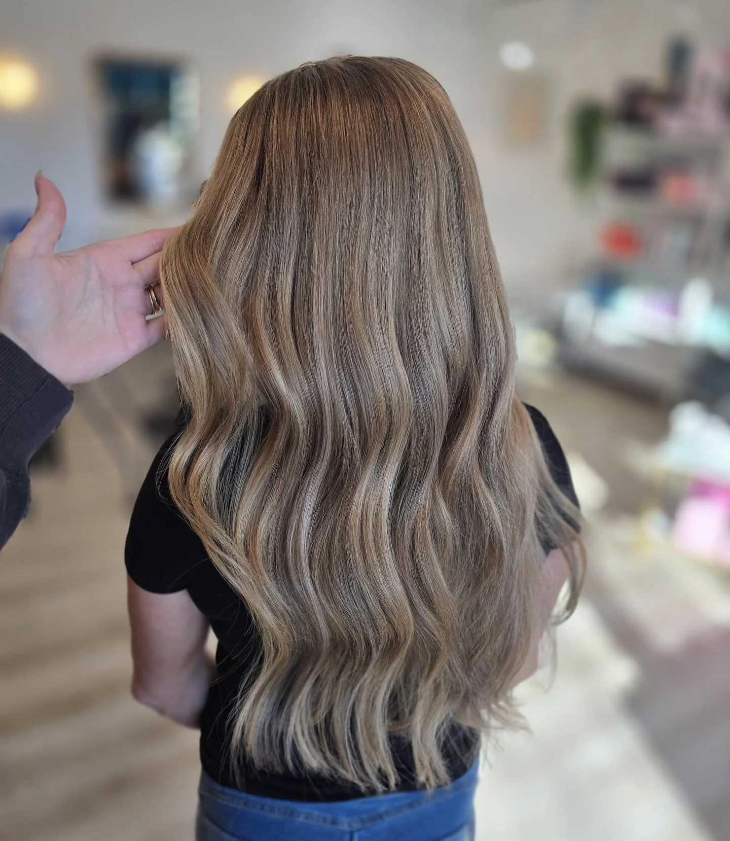 What extensions?! 🤫 

2 packs of @philocalyhair nano extensions by Mandi @mandilynne.yvr 

#philocalyhair #plushingtonbeautybar #hairextensions #canadian