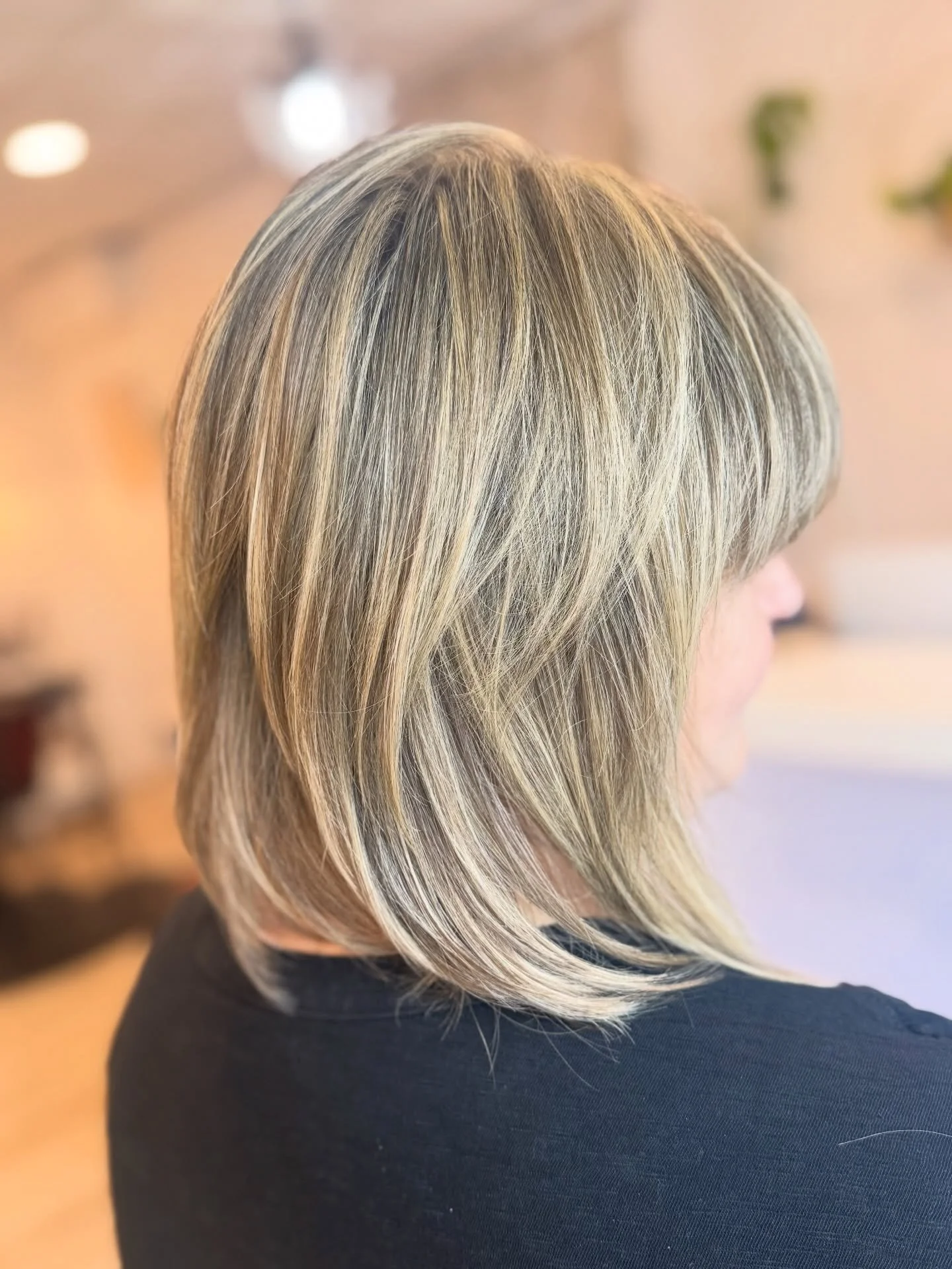 First round of full head foils, complete. ☑️

Not sure whether to book Max Blonding or a Full Head of Foils?

Max Blonding is for the guest who wants to reach their blonding goals faster. It includes extra foils, customized techniques, root smudging,