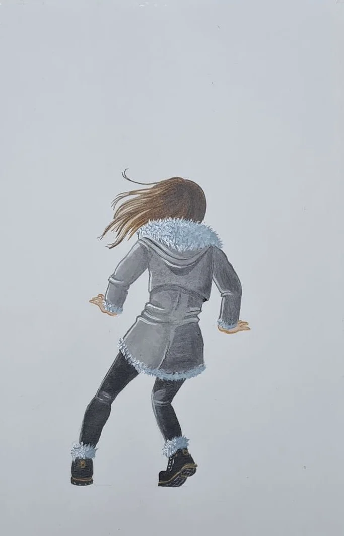 Une illustration d'une femme debout, vue de dos, portant un manteau gris avec une capuche en fourrure, des bottines, et des collants noirs, avec ses cheveux longs et bruns qui flottent dans le vent.