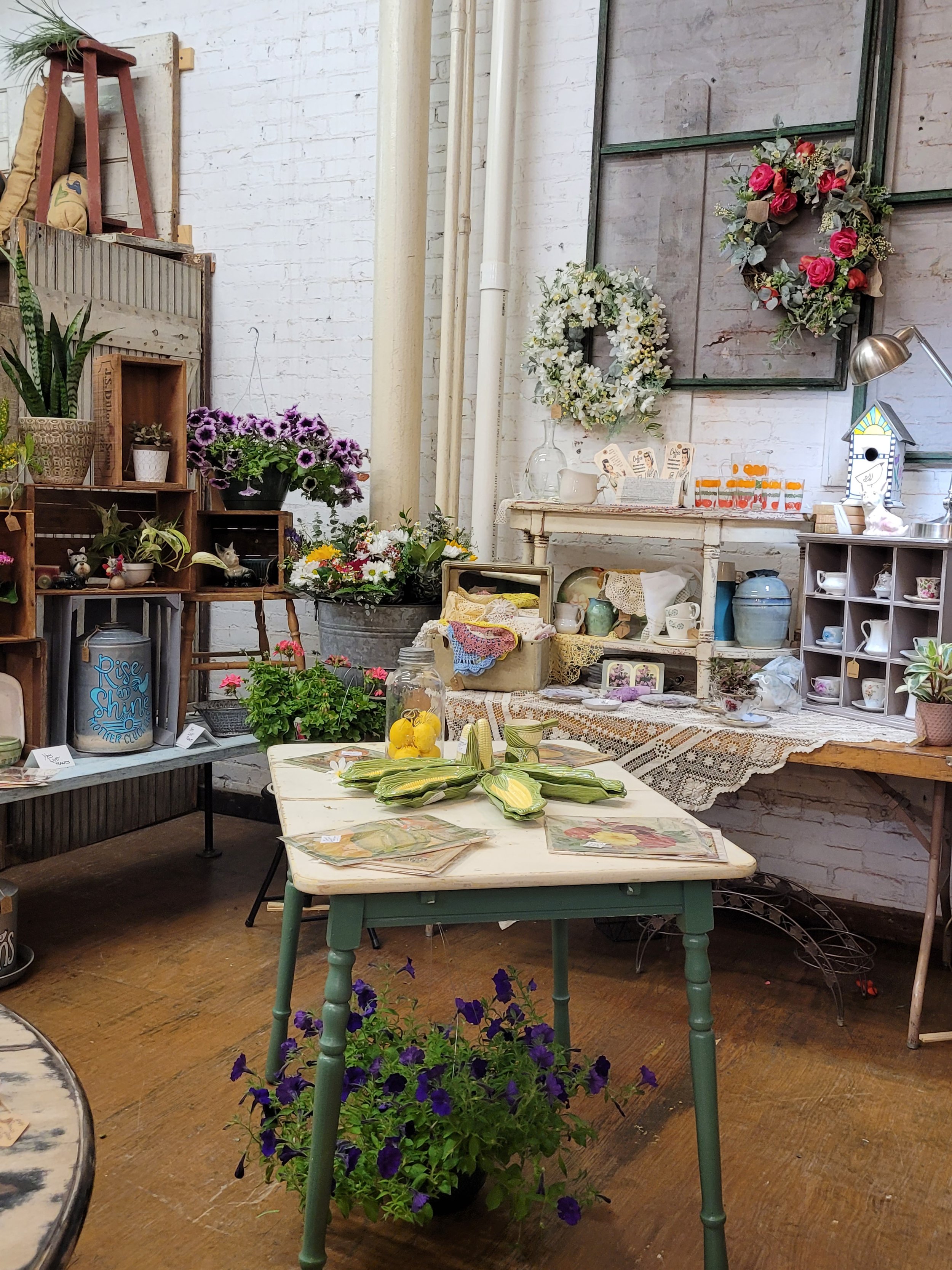 Curated home decor with a splash of art is always available at Keyed Crow Collective. Home-based in the Midwest, we roam to pop up events, lead creative workshops in addition to crea5ing art.