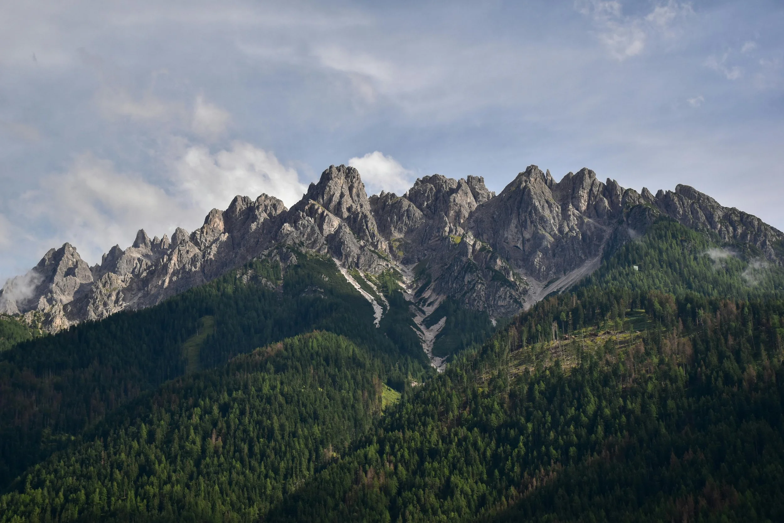 Paysage de montagne en France symbolisant la nature et la durabilité