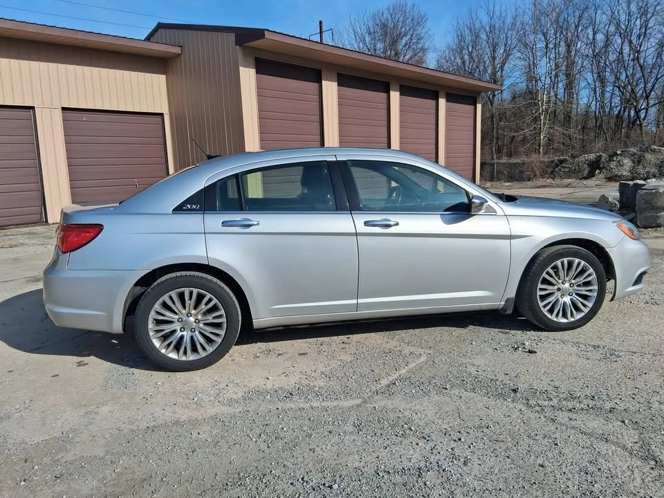 2012 Chrysler 200.jpg