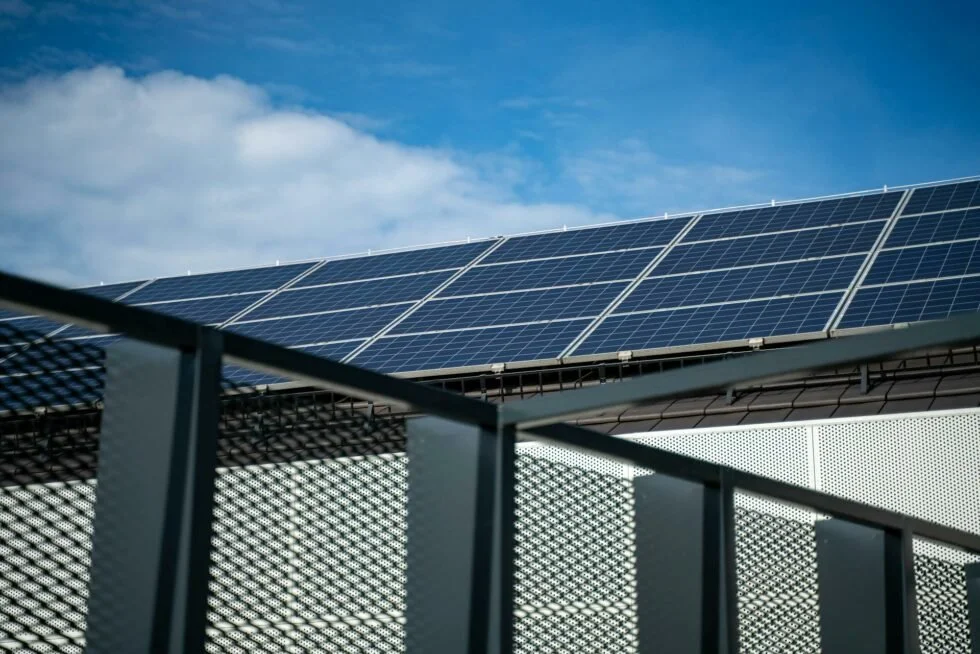 Les panneaux solaires pour vos immeubles et bureaux à Bordeaux : un investissement rentable ?