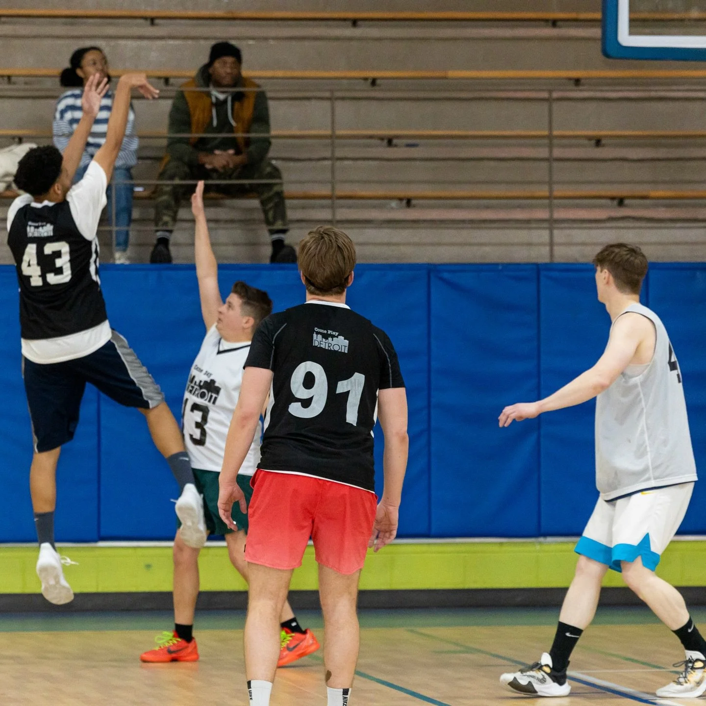 Quarterfinals at Beech Woods Rec Center brought the energy. 🤩🏀

Buckets.
Benches going crazy.
Teammates losing their minds after big plays.

16 teams.
2 divisions.
All fighting to keep their season alive.

Now the playoffs tighten up.

Bad Boys Div
