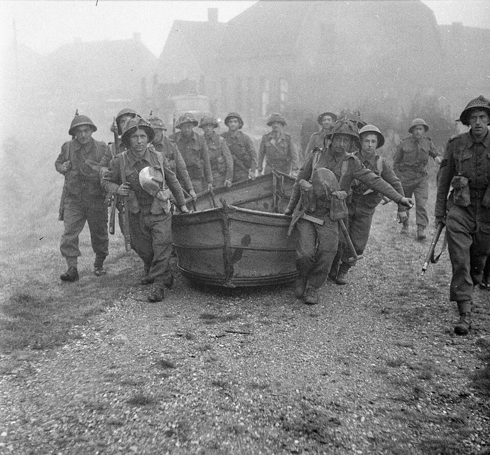 Infantry_carrying_assault_boats.jpg