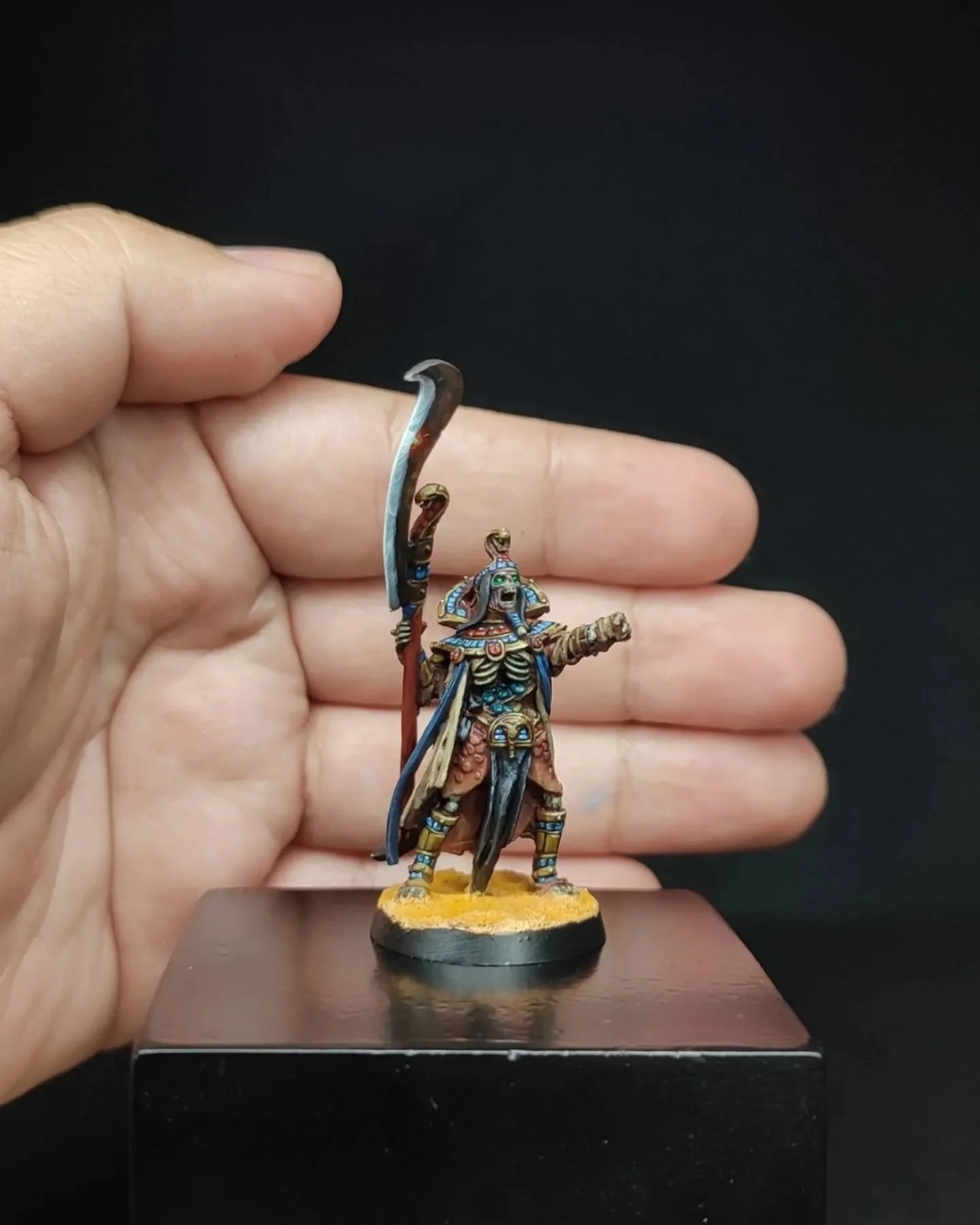 Los Se&ntilde;ores de las arenas de Khemri
Est&aacute; miniatura representa a un Rey Funerario de @warhammerofficial .  Pintado con acr&iacute;licos 

&iquest;Te gustar&iacute;a tener algo as&iacute; en tu colecci&oacute;n?
Env&iacute;anos un DM para