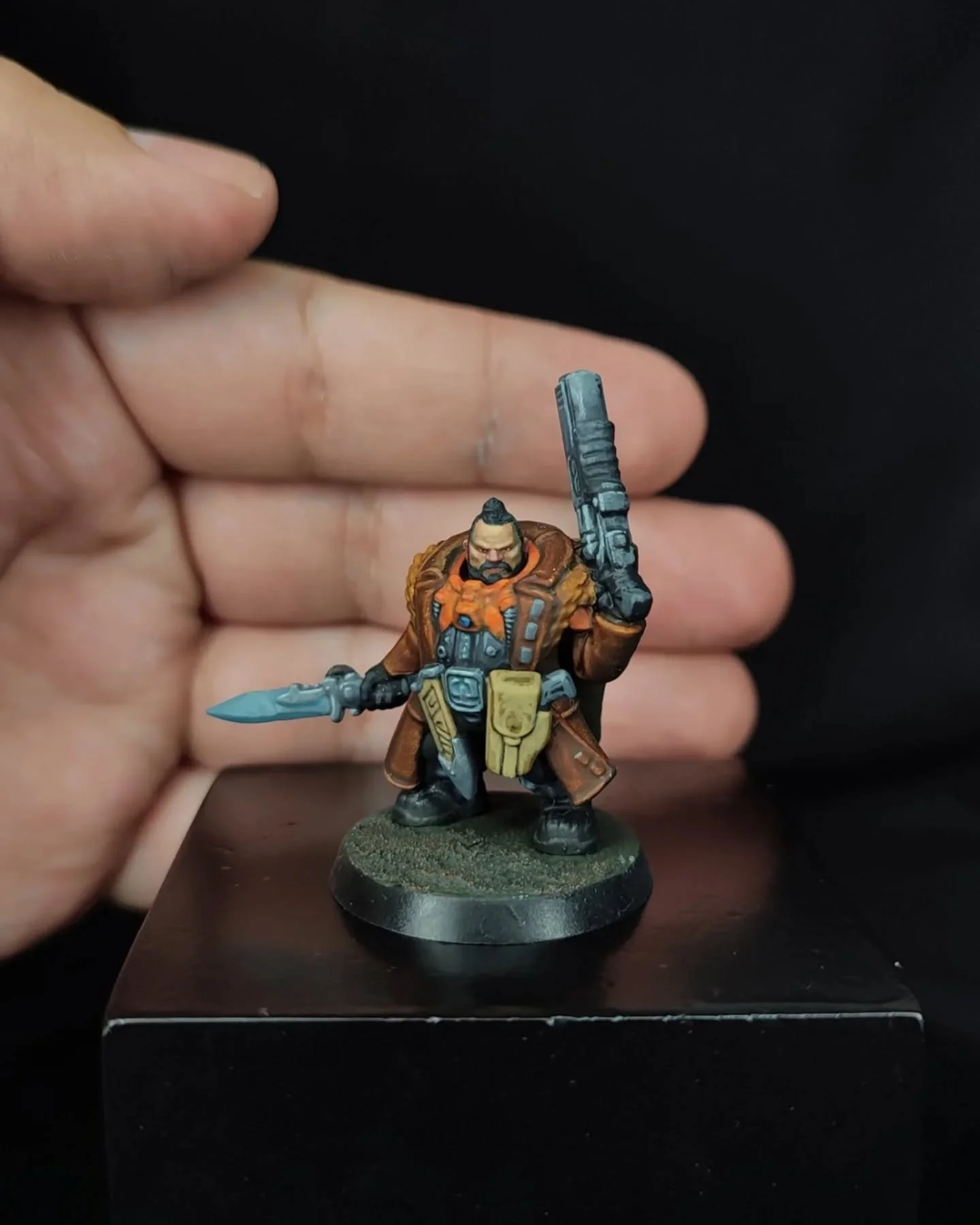 Los Hernkyn Yaegirs
.
son peque&ntilde;os y valientes escuadrones de los Votann,&nbsp;unidades de exploraci&oacute;n y reconocimiento de las Ligas de Votann que operan en misiones de alto riesgo para recopilar informaci&oacute;n y recursos.&nbsp;Son 