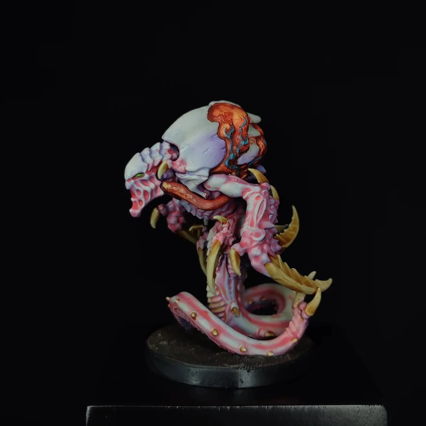 Kill Team: Raveners Venomspitter
Bioforma tyranid especializada en ataque a distancia, cuenta con un saco dorsal cargado de veneno el cual escupe a sus enemigos para iniciar a digerirlos a&uacute;n vivos. 
.
Est&aacute; miniatura es de @warhammeroffi