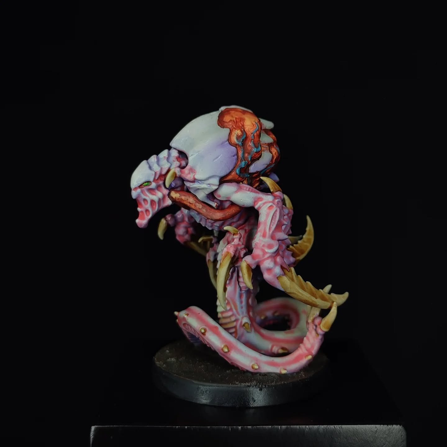 Kill Team: Raveners Venomspitter
Bioforma tyranid especializada en ataque a distancia, cuenta con un saco dorsal cargado de veneno el cual escupe a sus enemigos para iniciar a digerirlos a&uacute;n vivos. 
.
Est&aacute; miniatura es de @warhammeroffi