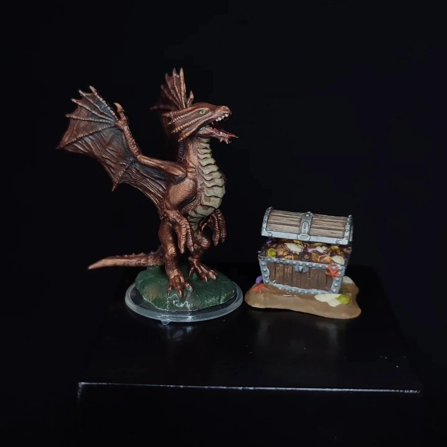 Copper drag&oacute;n 
Miniatura de Dungeons &amp; Dragon's de @wizkidsgames 
Est&aacute; miniatura fue pintada con acr&iacute;licos por Fernando Gutierrez 
.
&iquest;Te gustar&iacute;a qu&eacute; pintemos para ti? Env&iacute;anos un DM 
pintamos desd