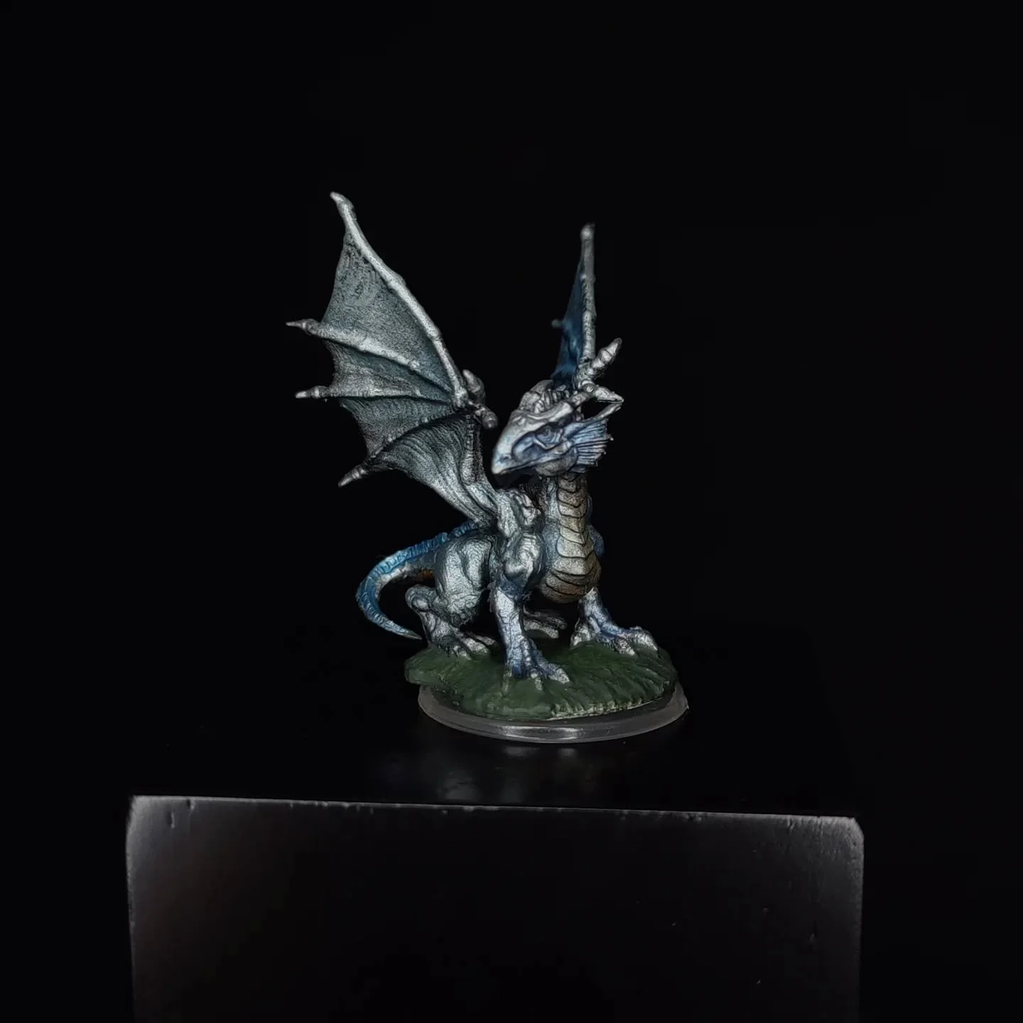 Silver Drag&oacute;n
Miniatura para Dungeons &amp; Dragon's de @wizkidsgames .
Pintada por Fernando Gutierrez 
.
Pintamos desde Guatemala 🇬🇹 
Si te gustar&iacute;a que pintemos para ti env&iacute;anos un DM 
 .
#dungeonsanddragons #miniarepaint #es