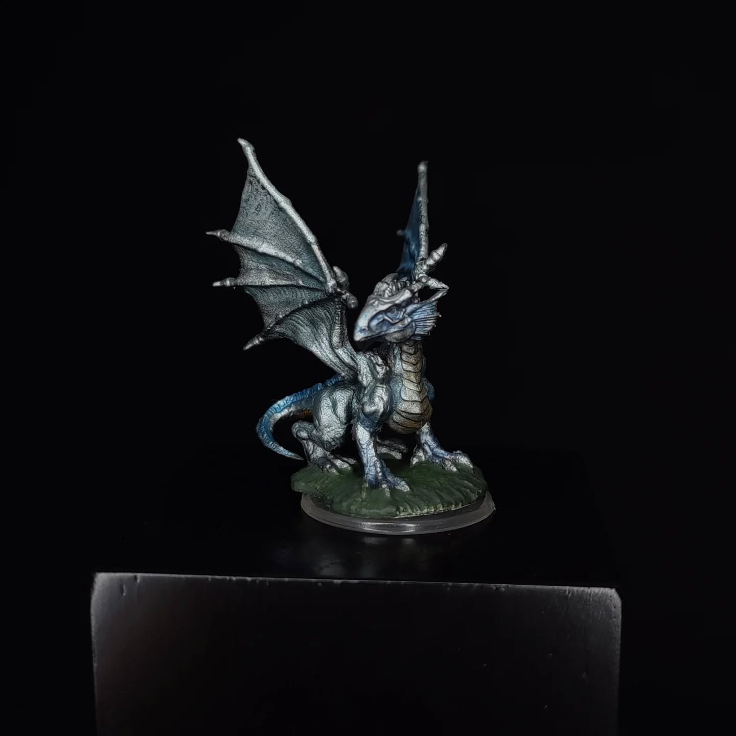 Silver Drag&oacute;n
Miniatura para Dungeons &amp; Dragon's de @wizkidsgames .
Pintada por Fernando Gutierrez 
.
Pintamos desde Guatemala 🇬🇹 
Si te gustar&iacute;a que pintemos para ti env&iacute;anos un DM 
 .
#dungeonsanddragons #miniarepaint #es