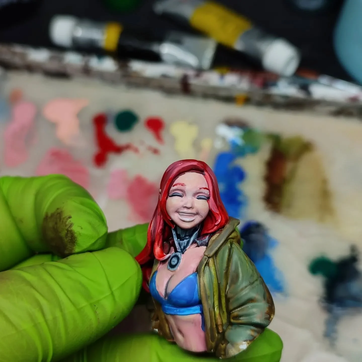 Boceto: Planificar el esquema te puede ayudar mucho para generar contrastes vibrantes en tus figuras 

Colores usados: 
Vallejo: Rosa Salm&oacute;n, Amarillo Hielo,  Bermell&oacute;n, Verde Casposo
Escultura @asa_sculpts
Figura Impresa y colores grac