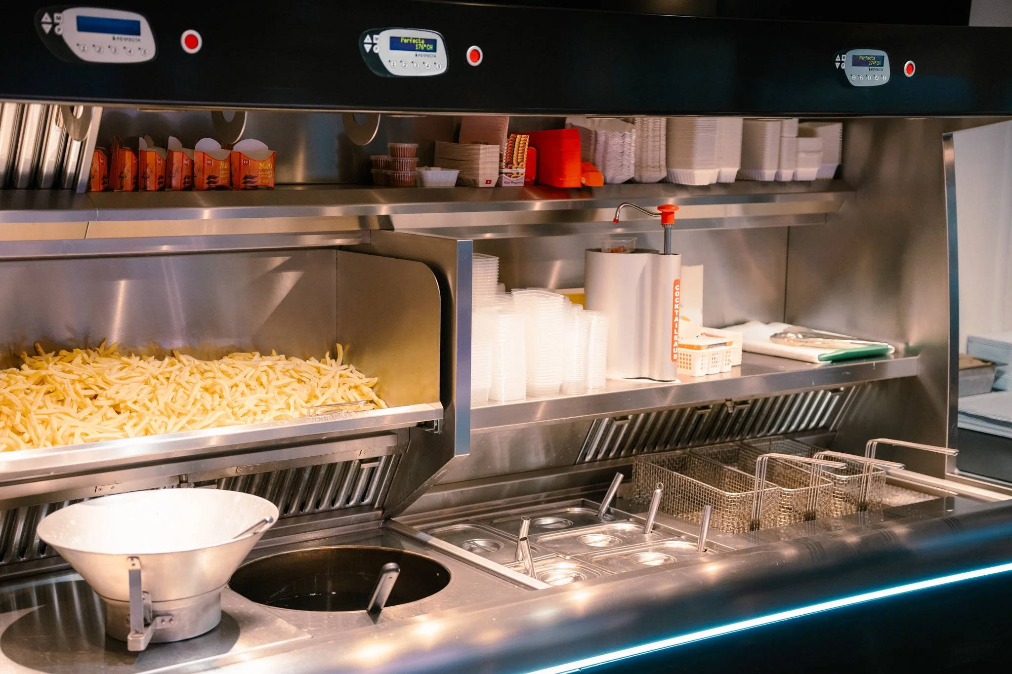 Fituur de statie ruisbroek 10 jaar yelu yenthe lufin puurs fotograaf puurs architectuur event automotive