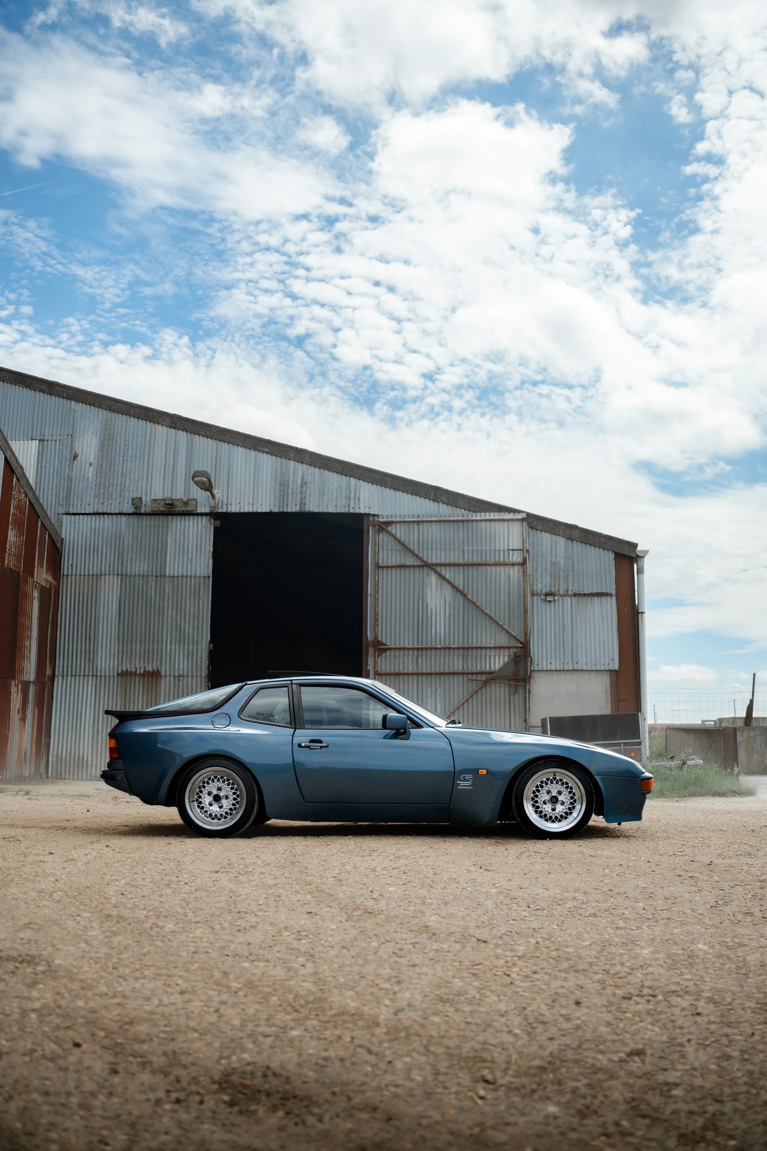 Porsche 944 op locatie, automotive fotografie, fotograaf Puurs, yelu visuals