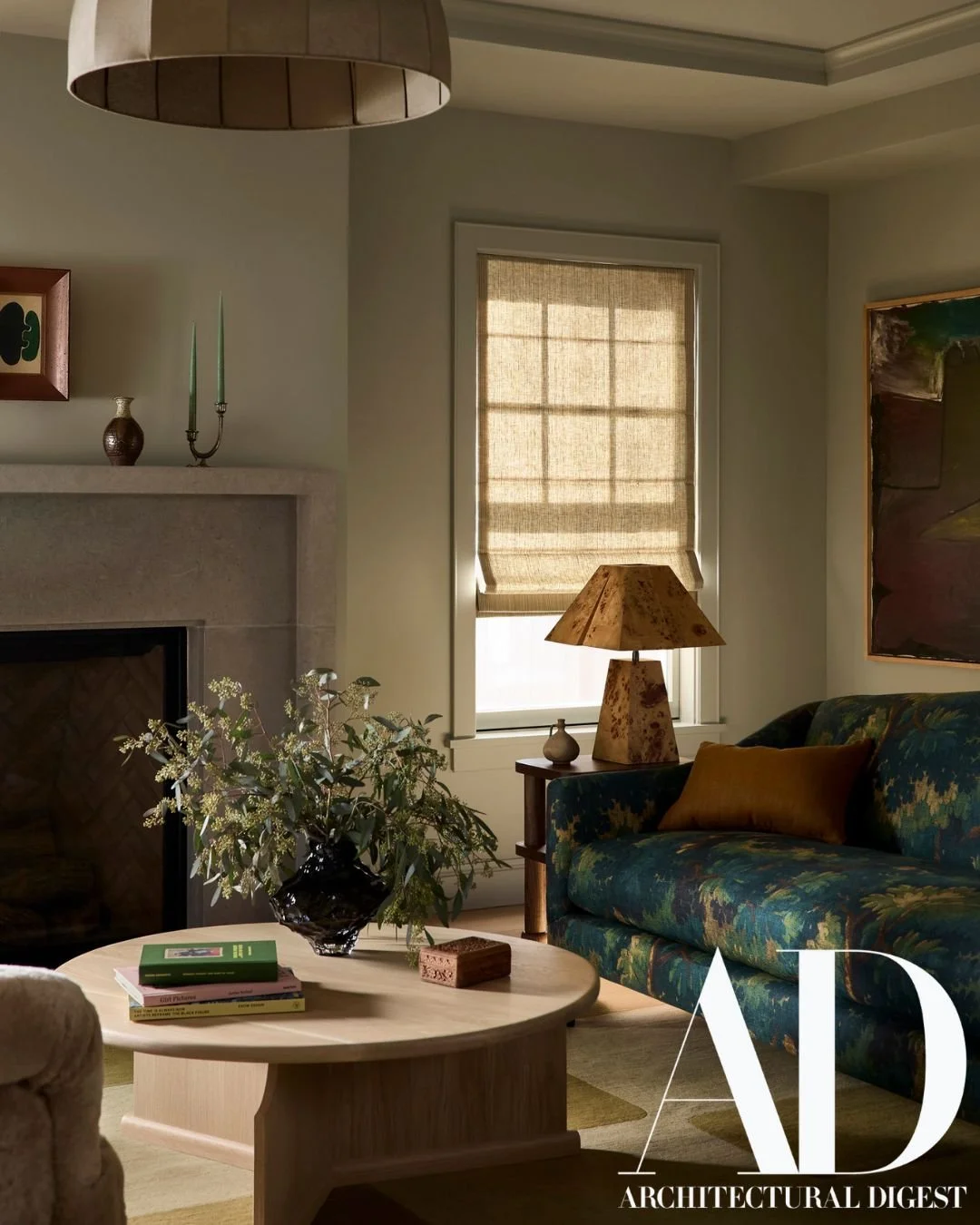 Filled with historic architecture, @yondinteriors Cherry Creek Federalist is full of custom furnshings, color drenching and a @devolkitchens kitchen for the cherry on top. @archdigest has all the details! 

Story by @seesasayswhat
Photos by @lissmabe