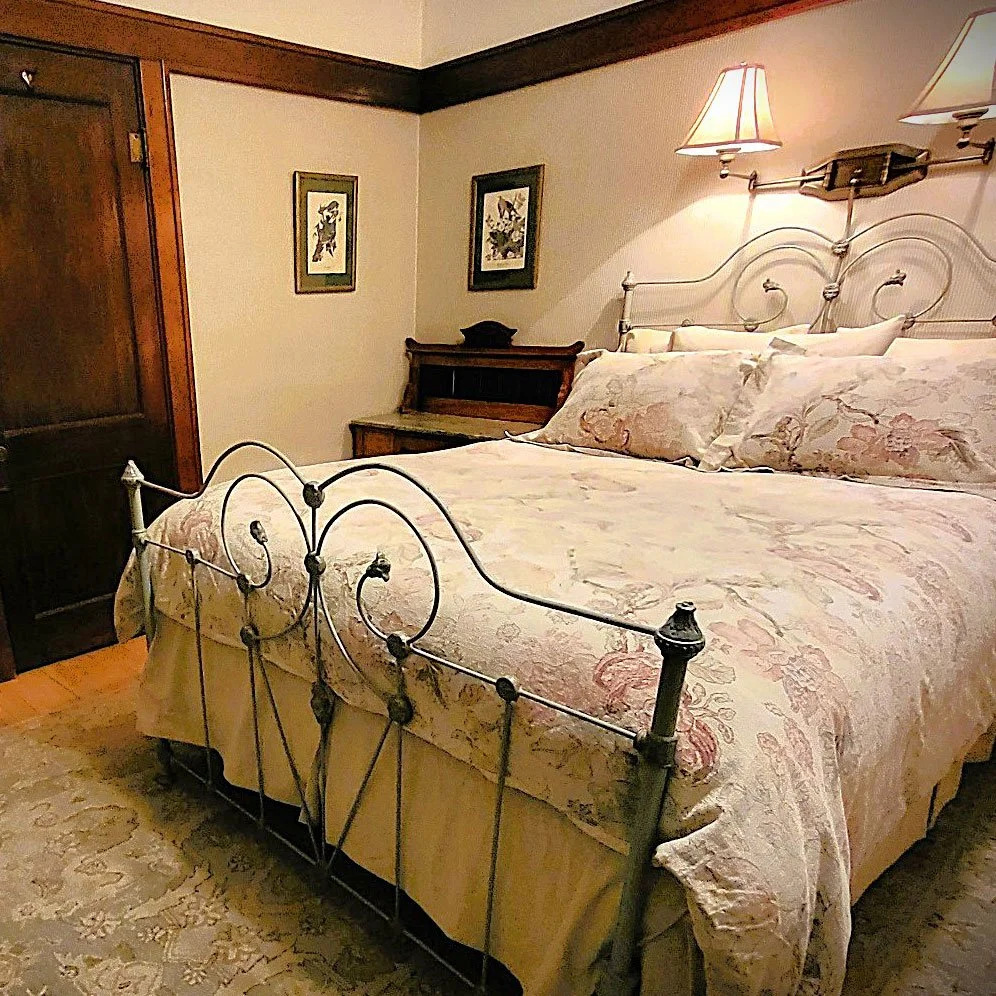 Welcoming queen room.