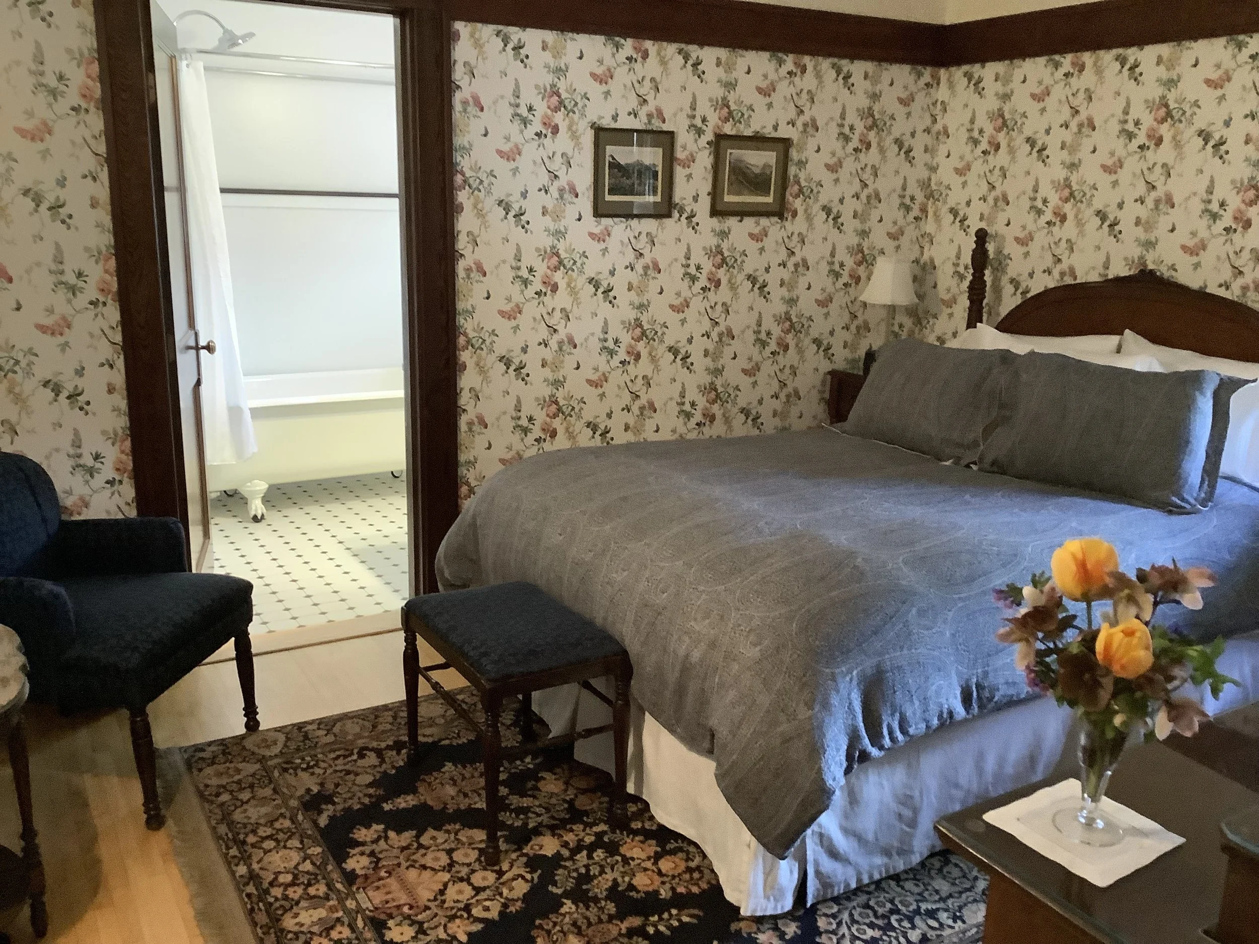 Luxurious queen room