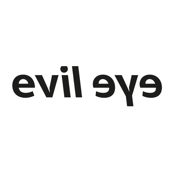 Le texte dit 'evil eye' en lettres noires sur fond blanc, avec un effet miroir ou inversé.