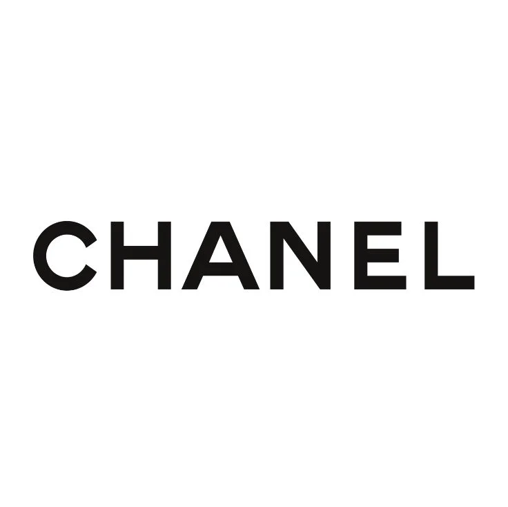 Logo de la marque Chanel en texte noir sur fond blanc.