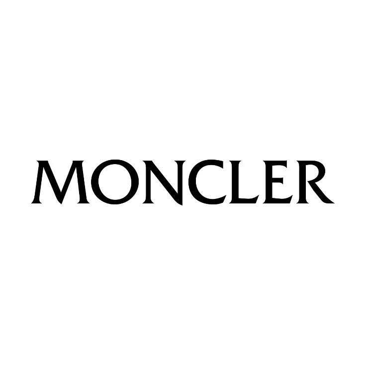 Logo de la marque Moncler en texte noir sur fond blanc.