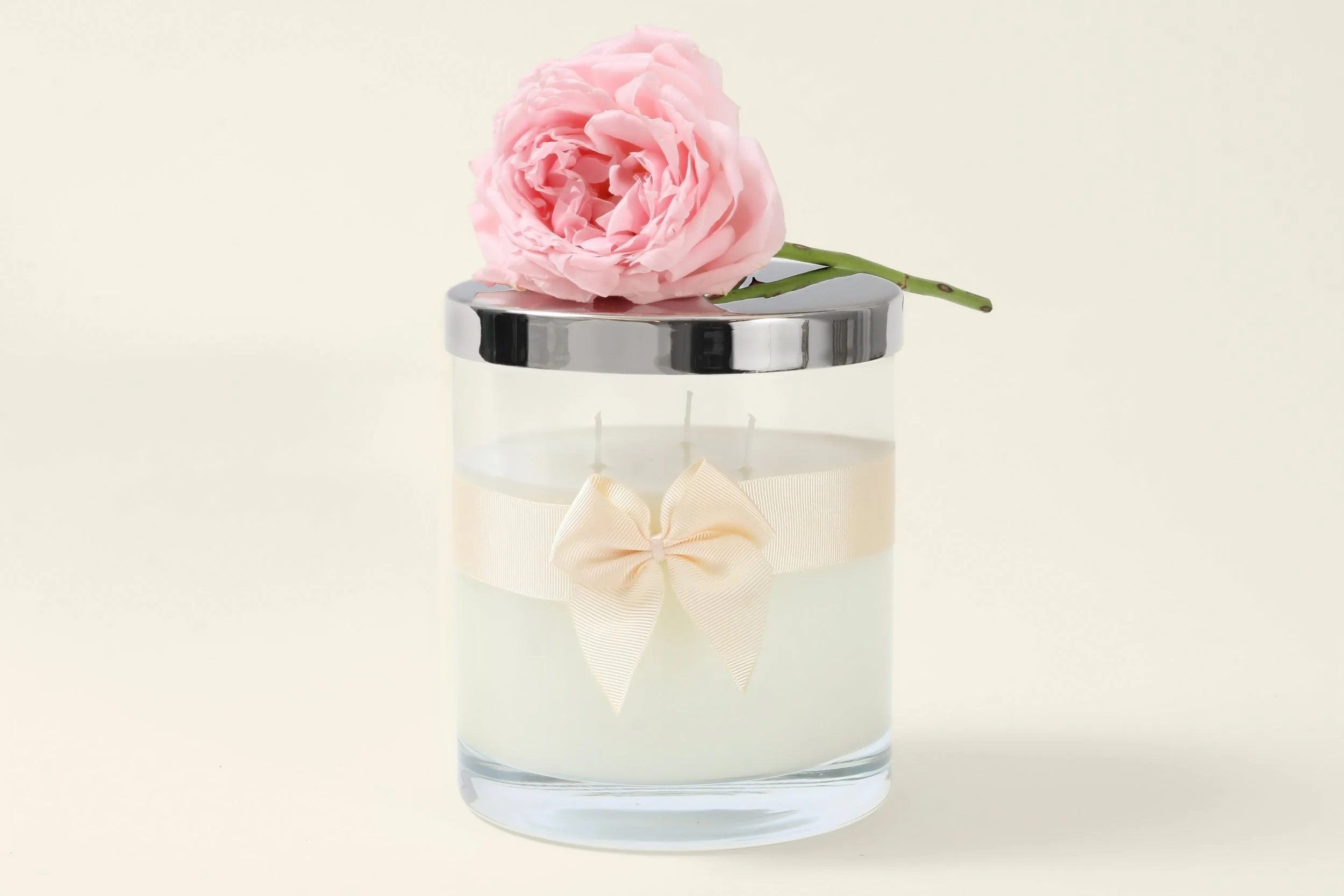Close up view of Gardénia candle, a blend of green fresh  Provençale rose and gardenia. 