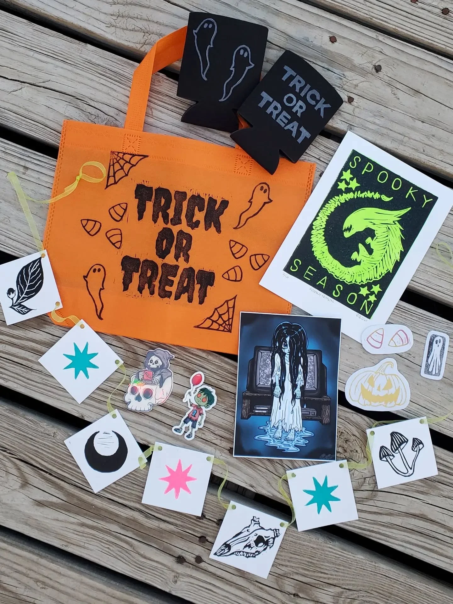 Tonight at 10pm (PDT), the Spooky Bundle goes live! 👻🎨

This @capizzi_doodles &amp; @schellcreekcreative collab features: 

✨️ Two 5x7" prints 
✨️ Mini-printed garland 
✨️ Printed trick or treat bag &amp; koozie 
✨️ Sticker packs 

If you love