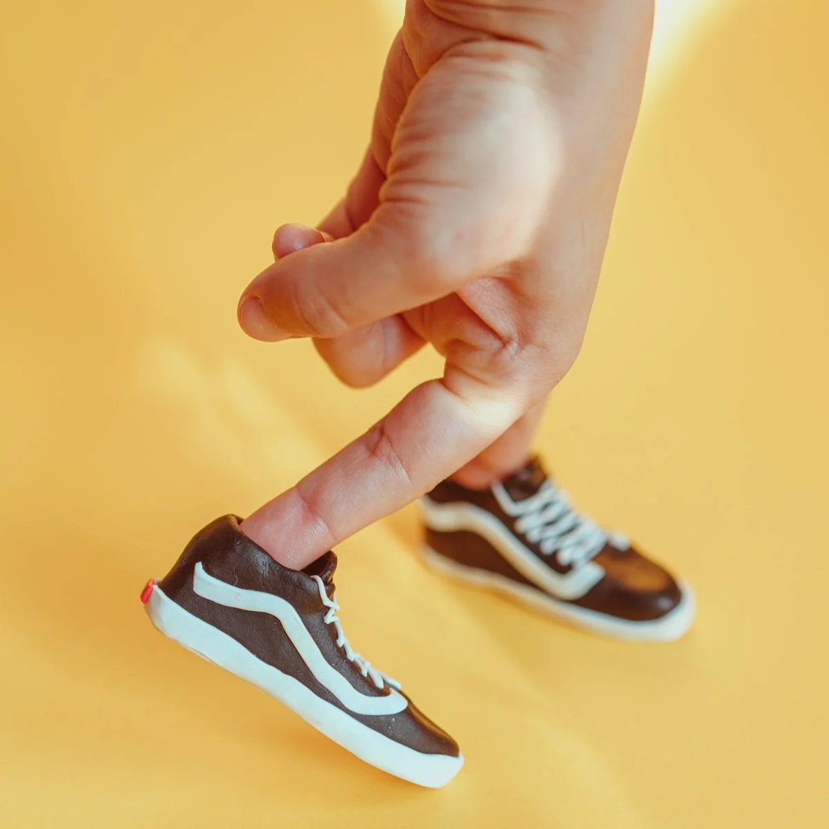 Making shoes, playing shoes 👞 👟 👠 
.
.
.
.
.
.
.
.
.
Polymer clay shoes, the perfect size for a 🤚 
.
.
.
.
.
.
#miculhaos#playdesign#polymerclay#diyshoes#makermovement#arttextile#miniatureart#fimo#mixedmedia#handmade