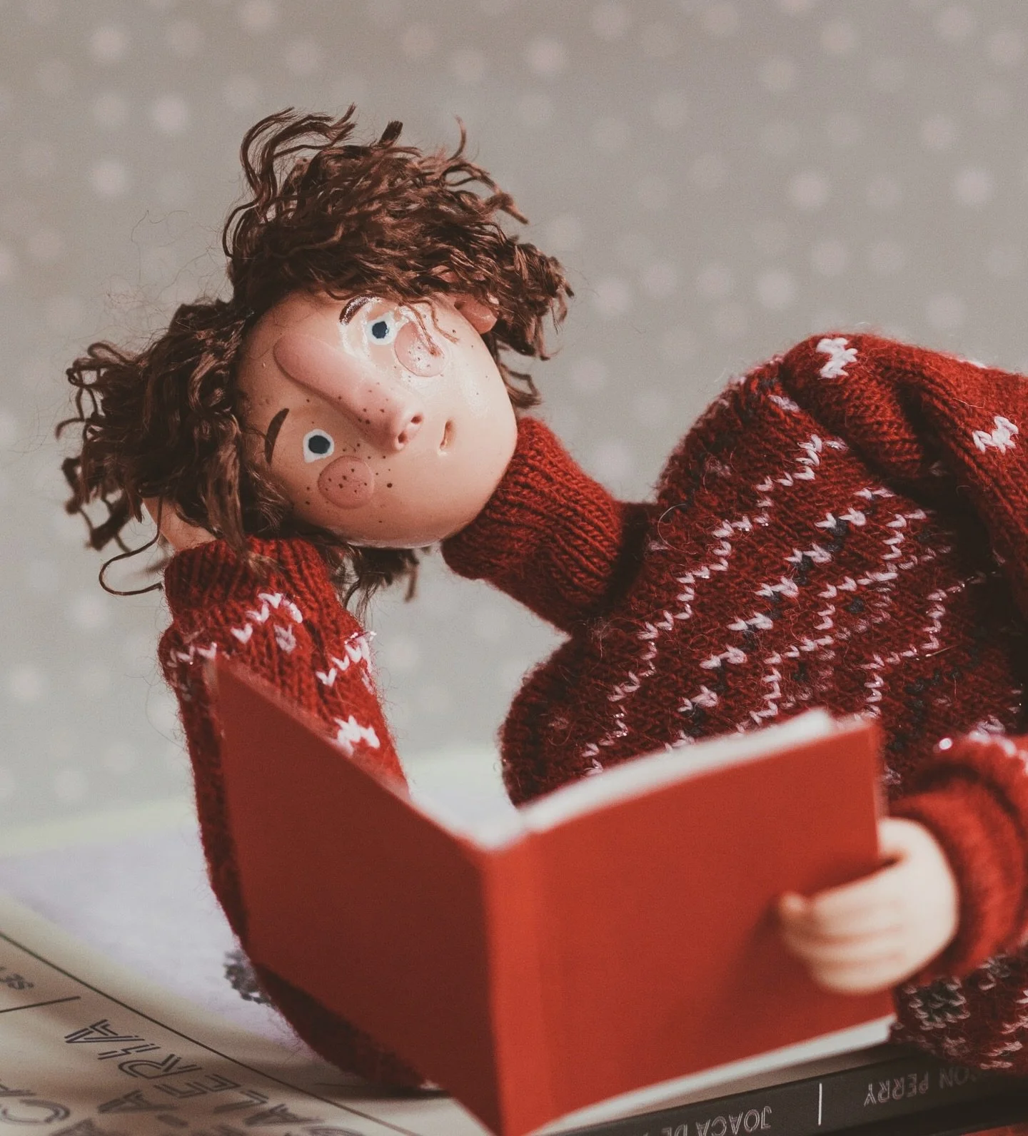 It's winter holiday reading weather! 📕 Today we visited the book fair and recalled this collaboration with @edituravellant from a few years ago 🎄 ❄️