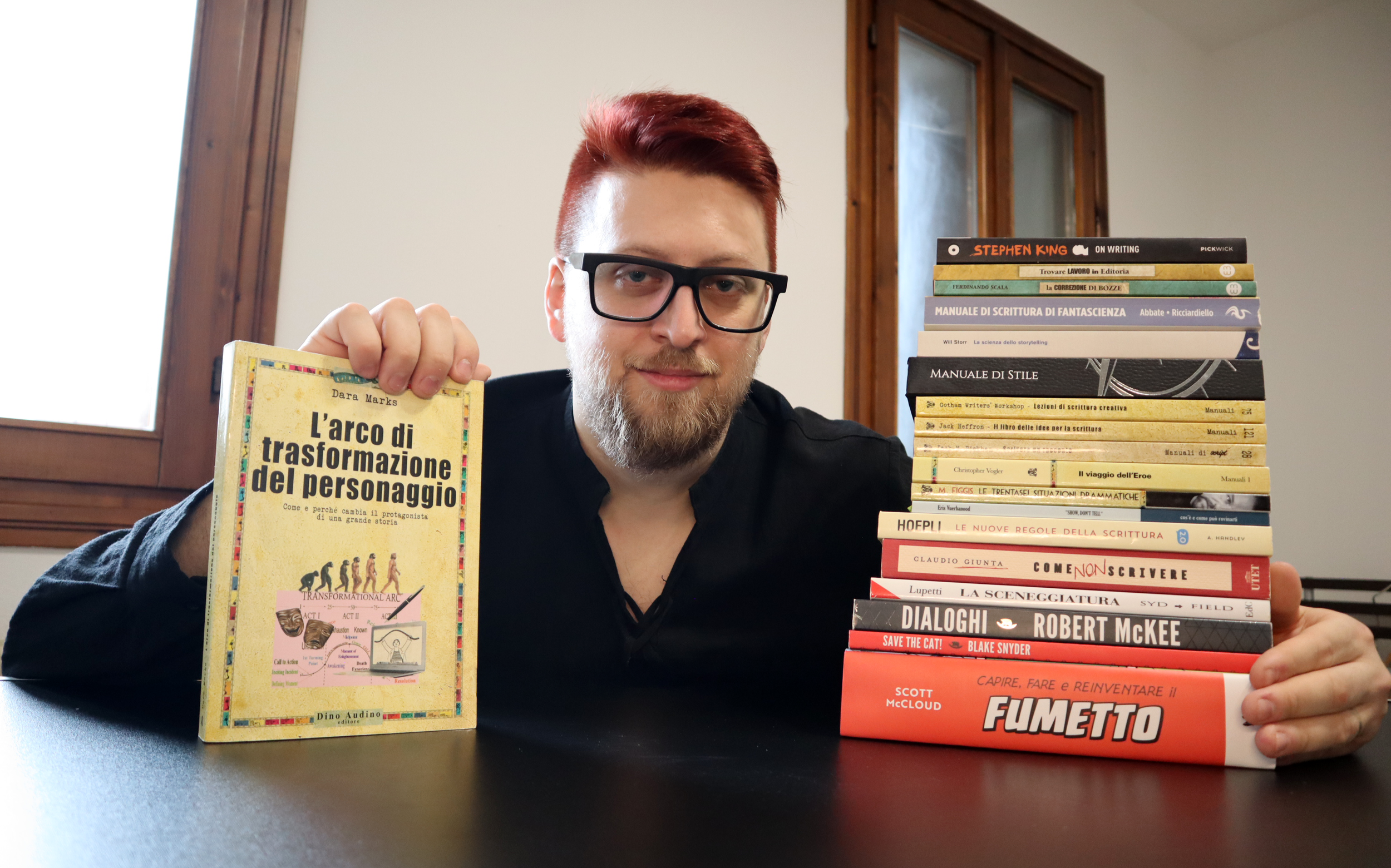 Alvin Miller con i libri che l'hanno spinto a diventare uno scrittore