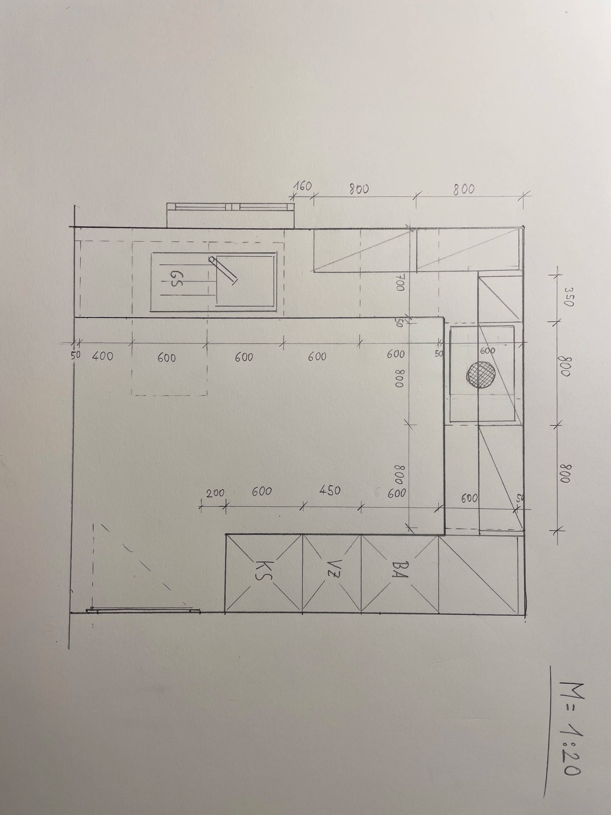 Grundrisszeichnung eines Gebäudes mit verschiedenen Räumen und Maßen in Millimeter. Es sind Details zu Wandstärken, Türen und Durchlässen sichtbar.