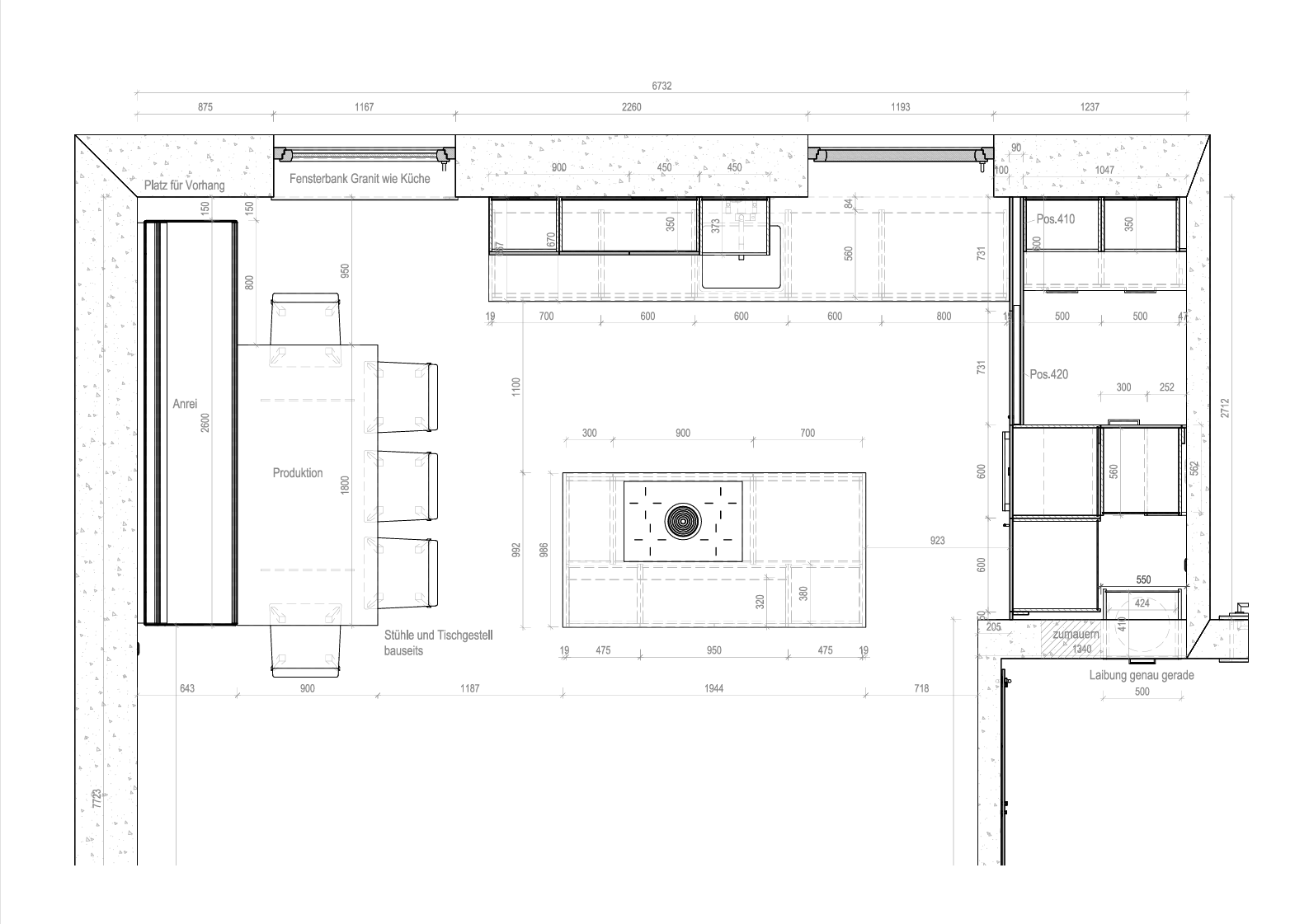 Grundriss eines Küchenplans mit verschiedenen Bereichen wie Produktion, Lager, Spülen und Küchenmöbeln, inklusive Maße und Platzierungen.