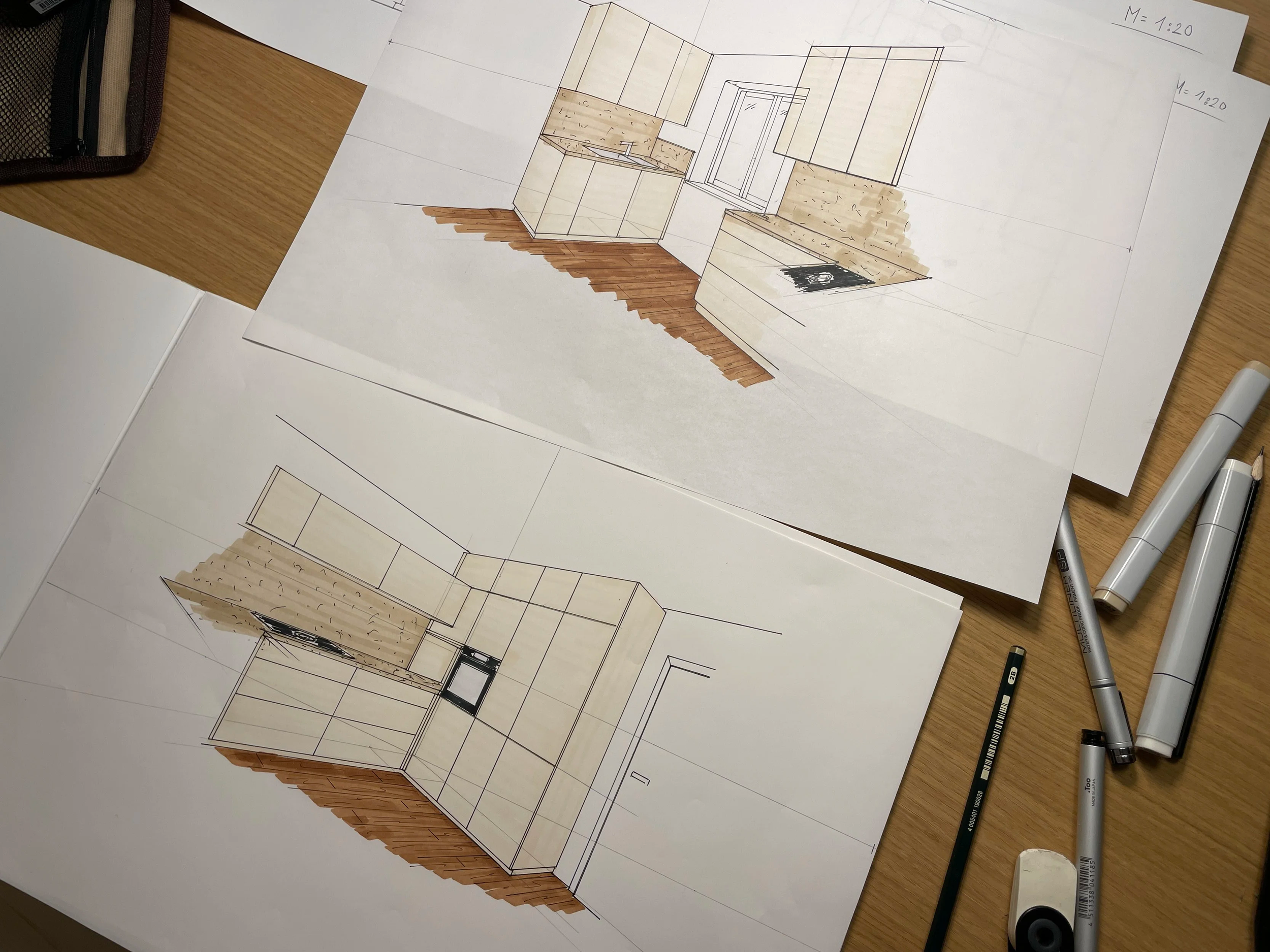 Skizze eines Küchenlayouts auf Papier, mit Holzmaserung auf dem Boden, Marker und Zeichenstift auf dem Tisch.