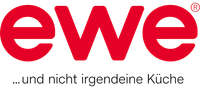 Das Bild zeigt das Logo der Marke 'EWE' in roter Farbe auf weißem Hintergrund.