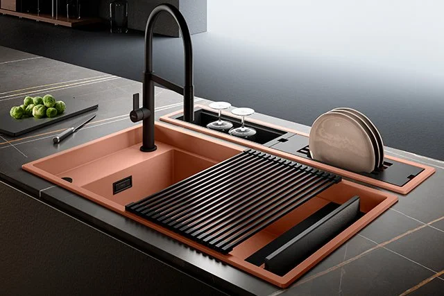Moderne Küchenarbeitsplatte aus Keramik mit oranger Spüle aus Kunststein, schwarzem Wasserhahn, Geschirrabtropfmatte