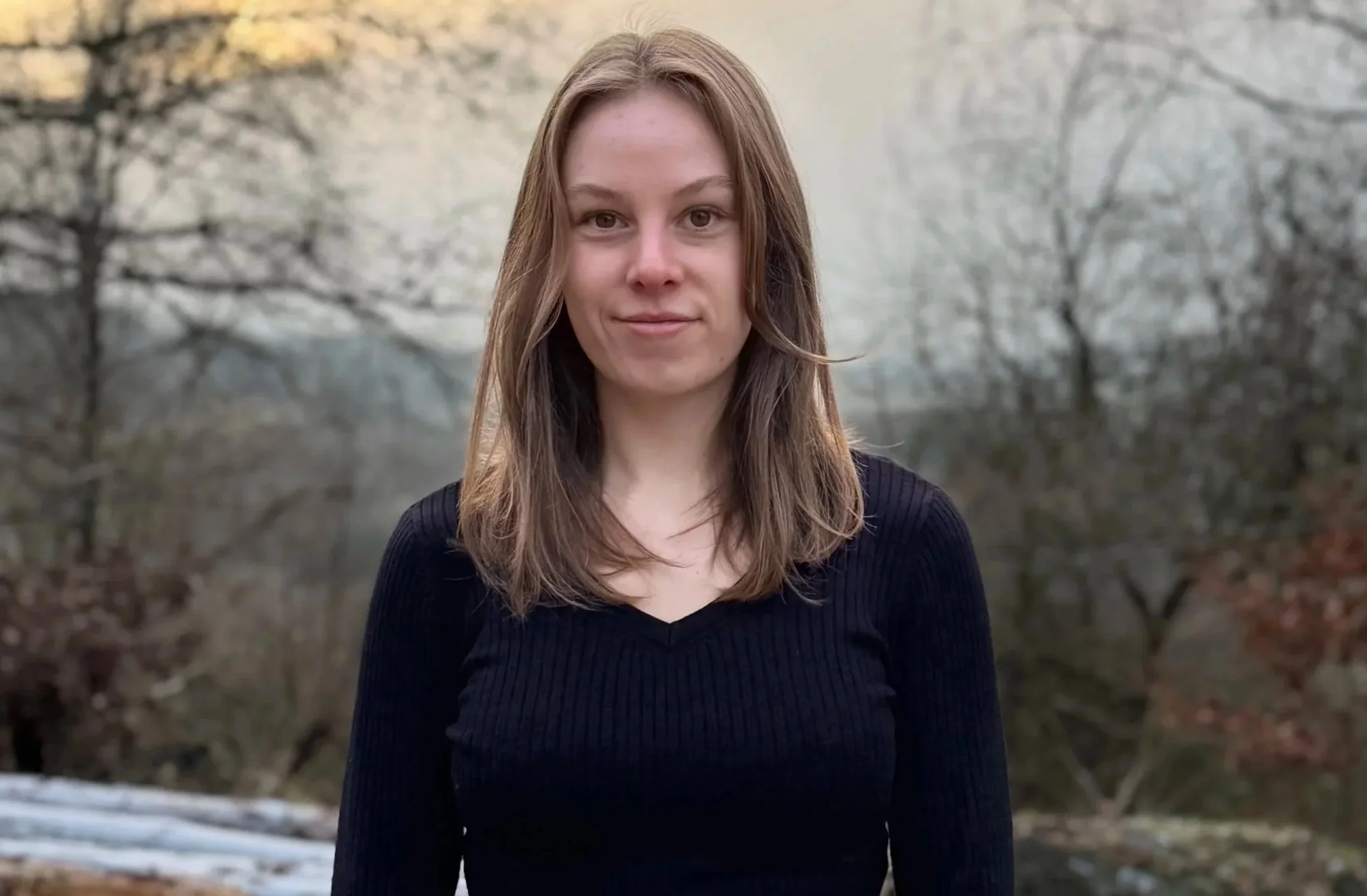 Junge Frau steht in einem Wald