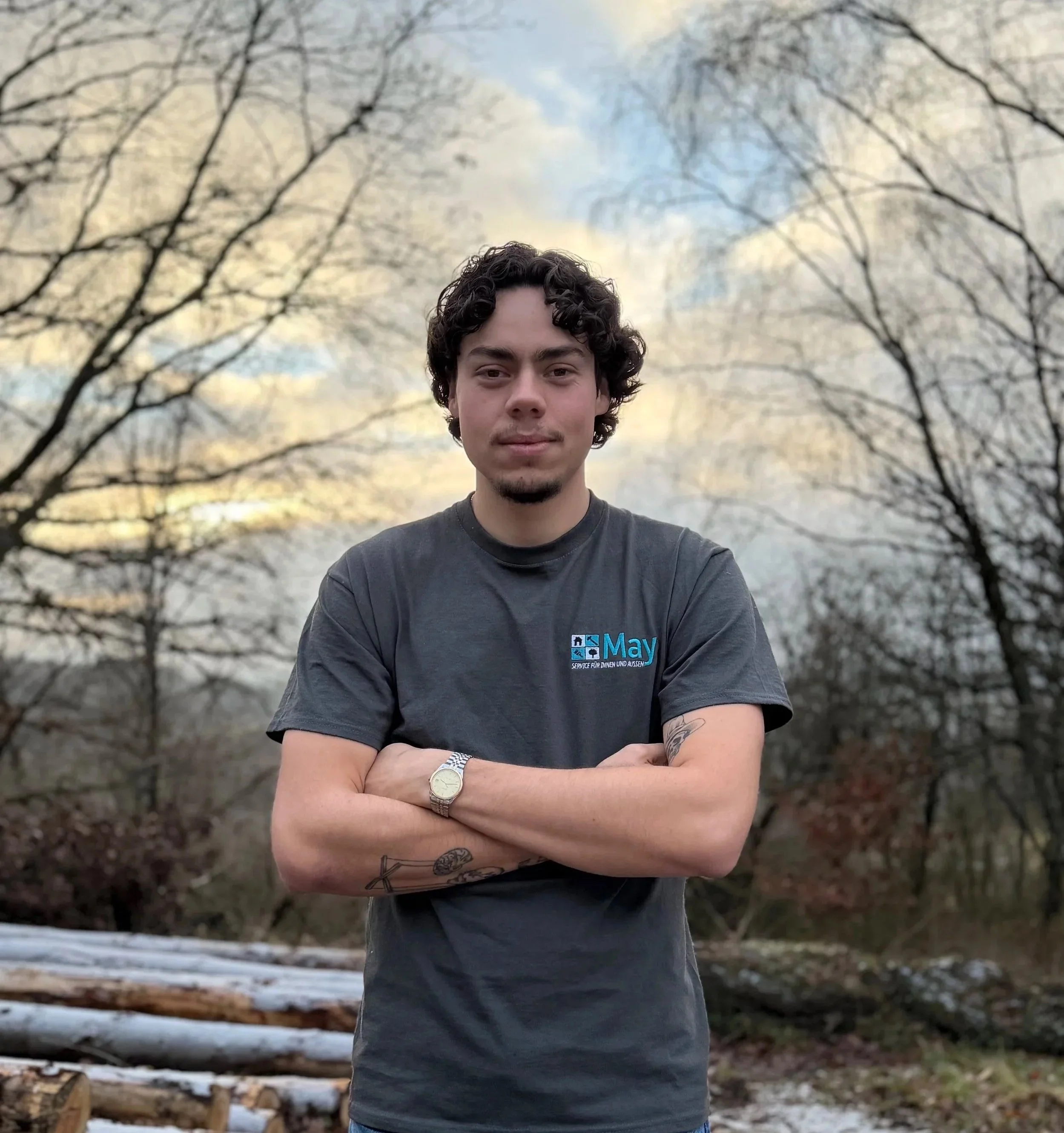 Junger Mann vor Waldlandschaft