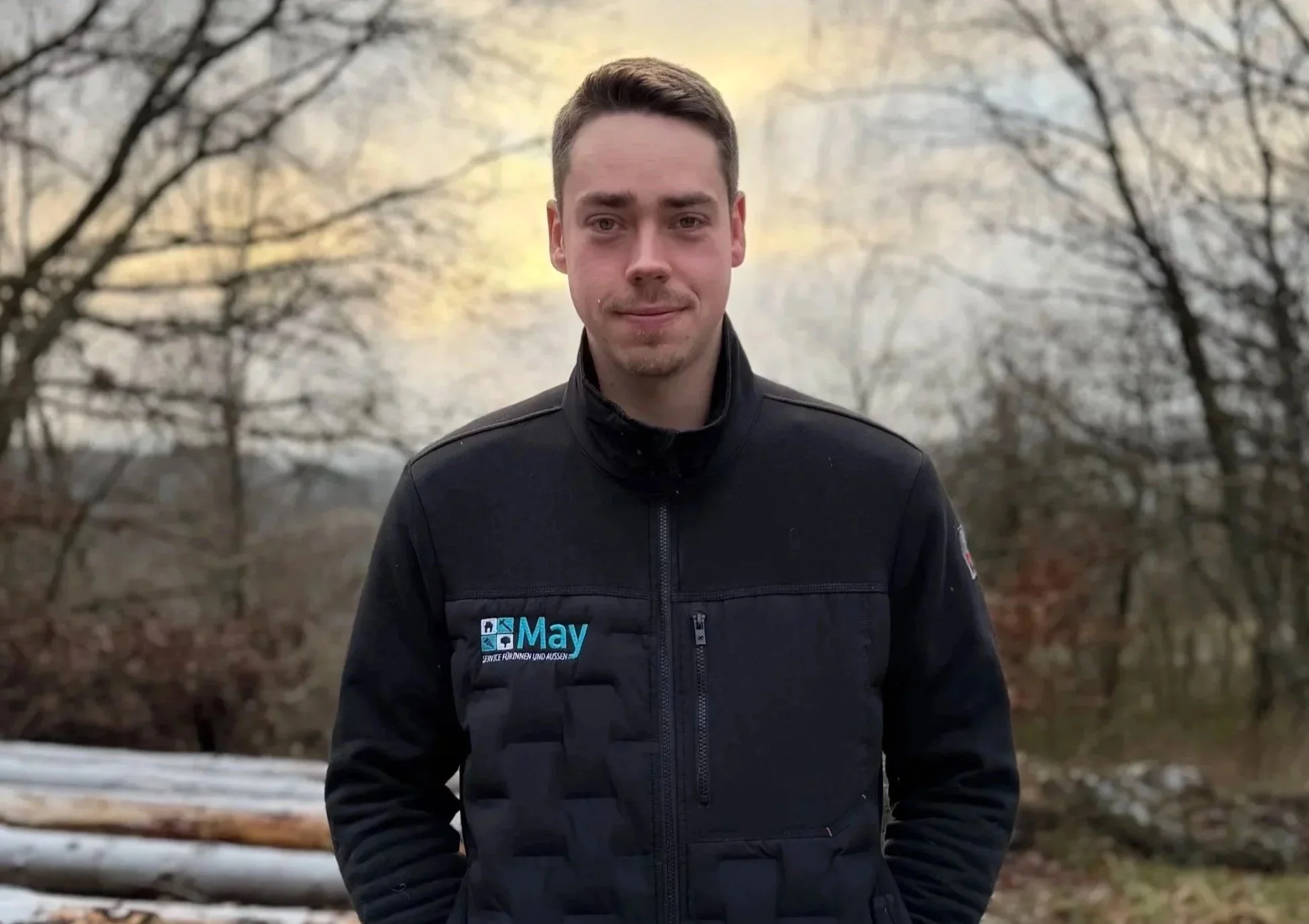 Junger Mann vor Waldlandschaft