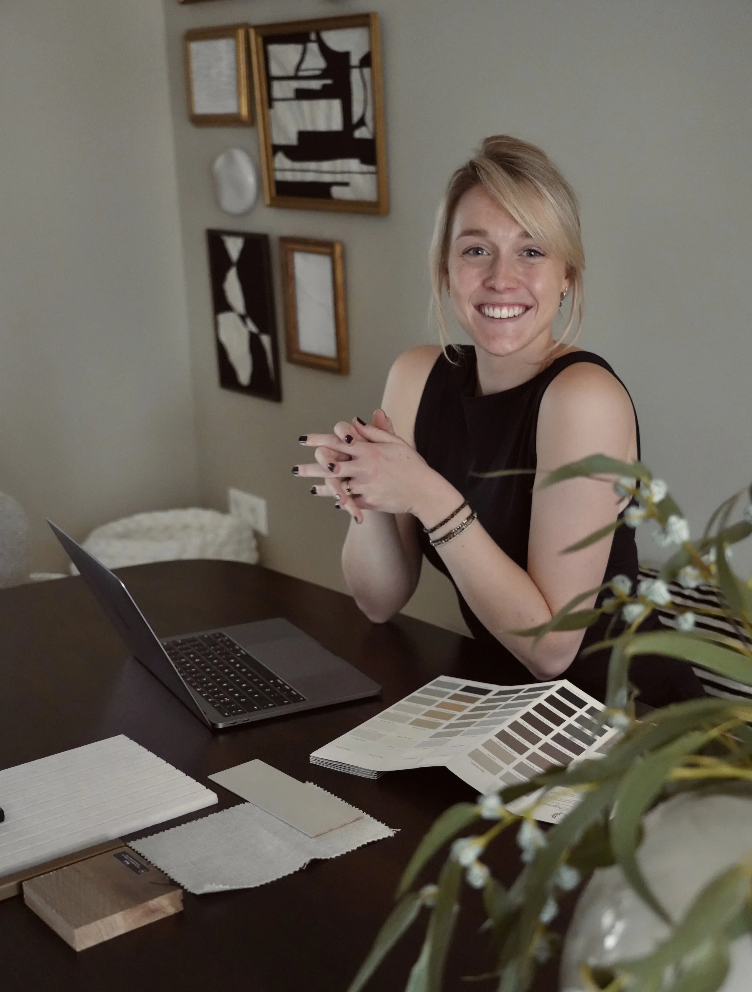 Ikzelf, Claudia Pronk, zittend aan mijn eettafel met mijn laptop, samples en kleurwaaiers.