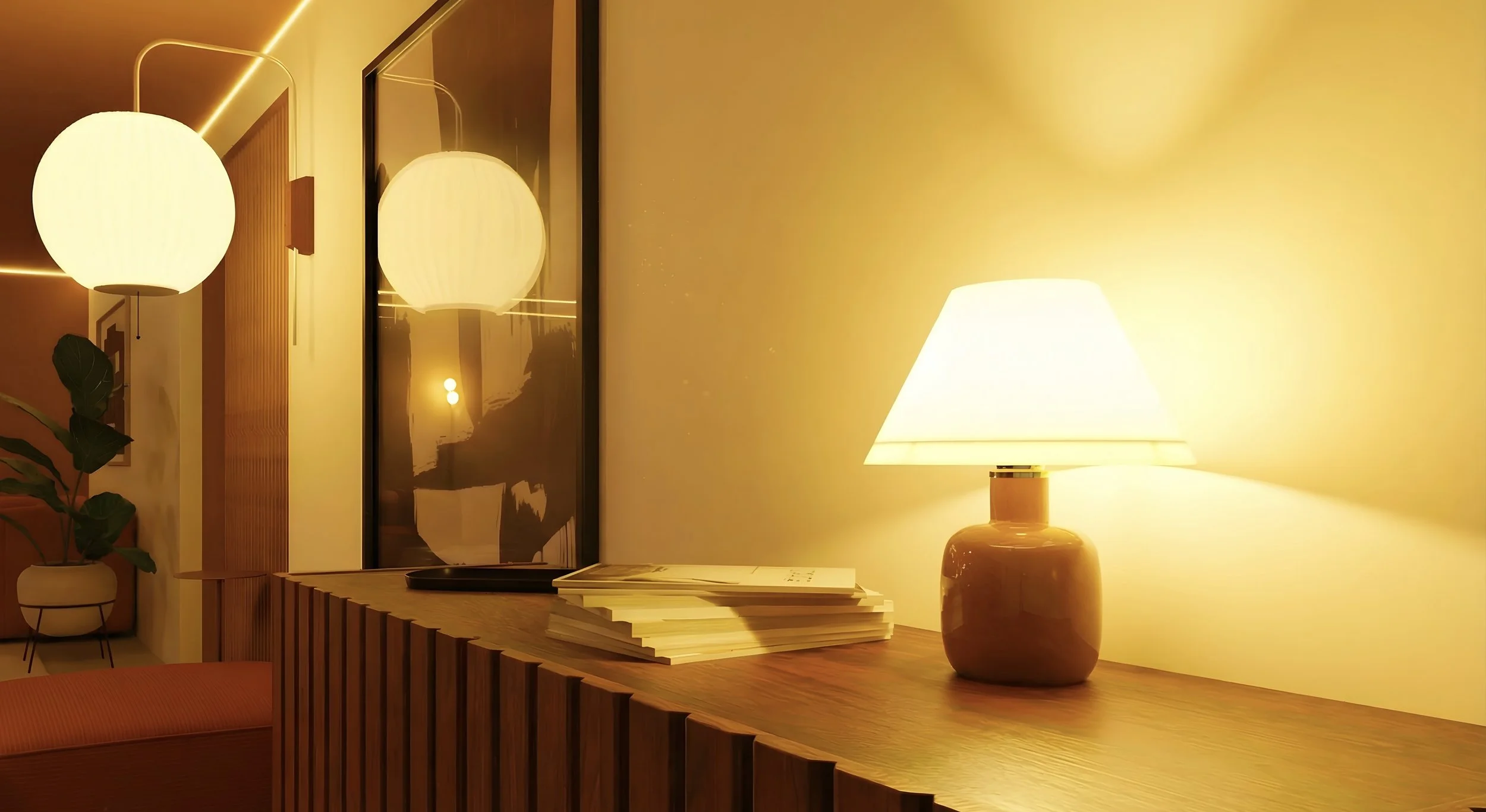 Une lampe de table en céramique beige avec un abat-jour blanc sur un meuble en bois, éclairant une pièce chaleureuse, avec des lampes suspendues rondes blanches et un miroir noir en fond.