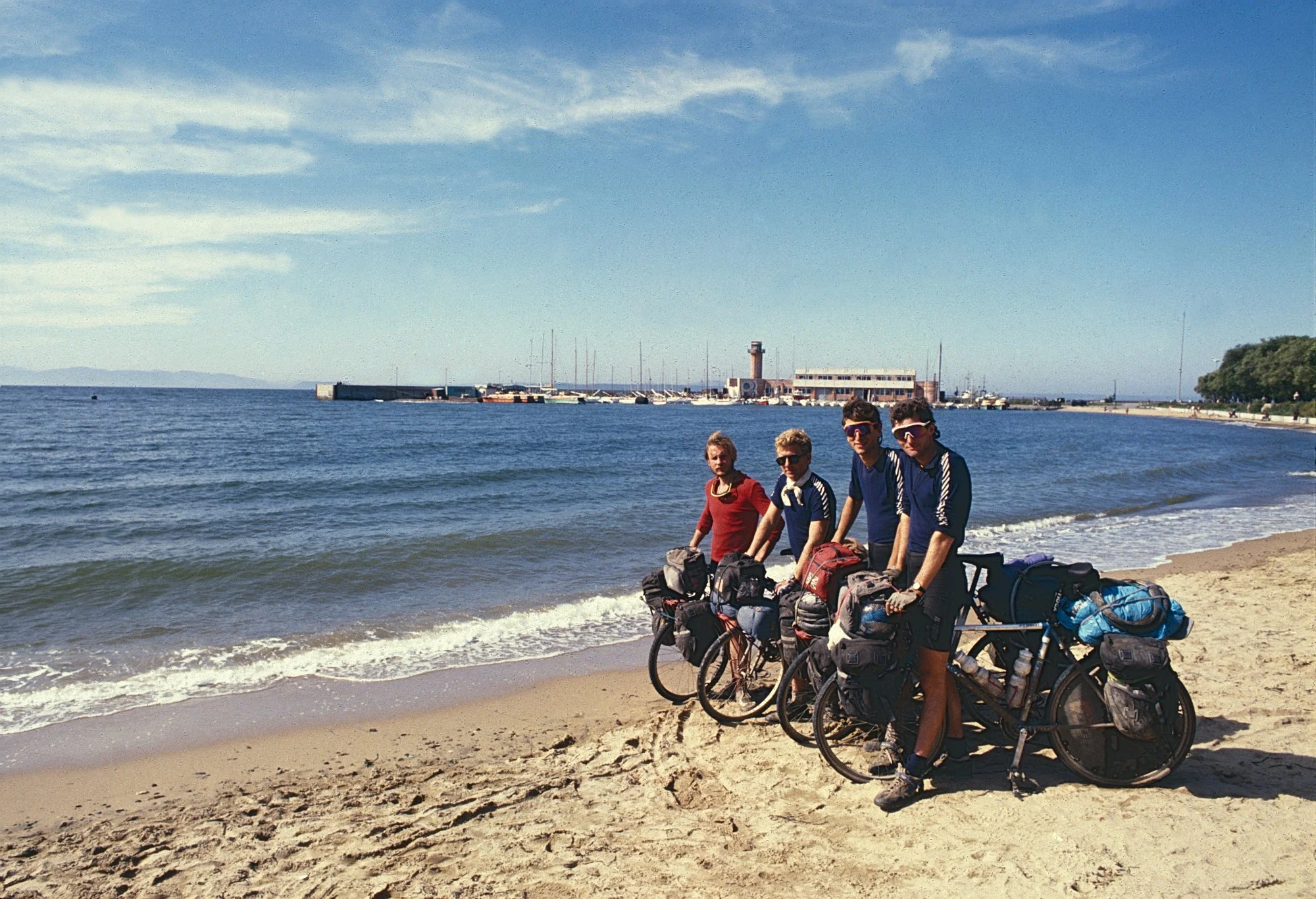 Made it: the Sea of Japan and the shores of Vladivostok welcome us with warm Fall weather. 