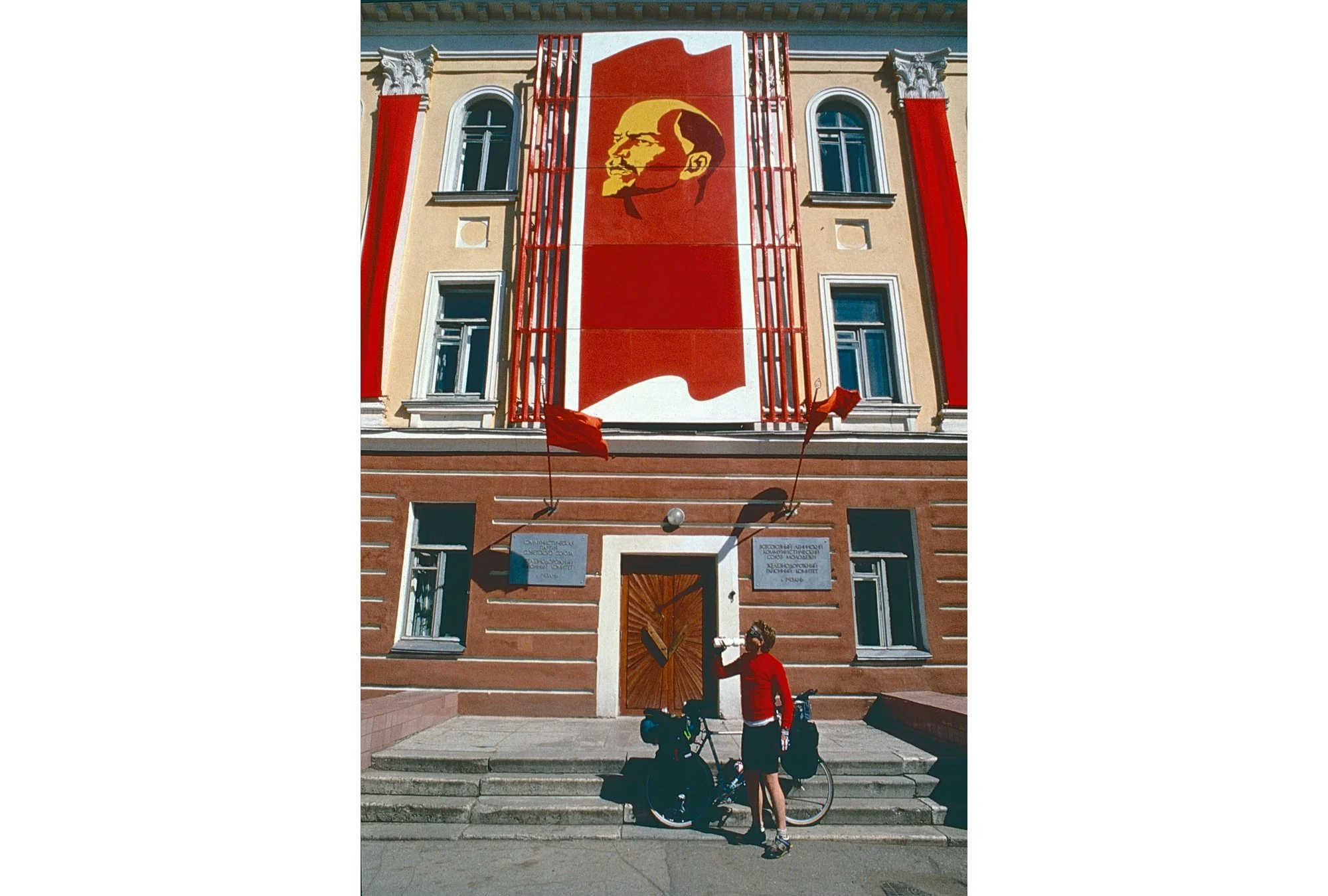 Howard wears the right colors.